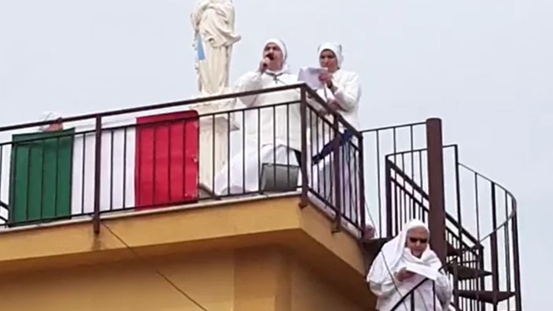 Immagine di Palermo: le suore intonano l'Angelus sul tetto, applausi dai balconi