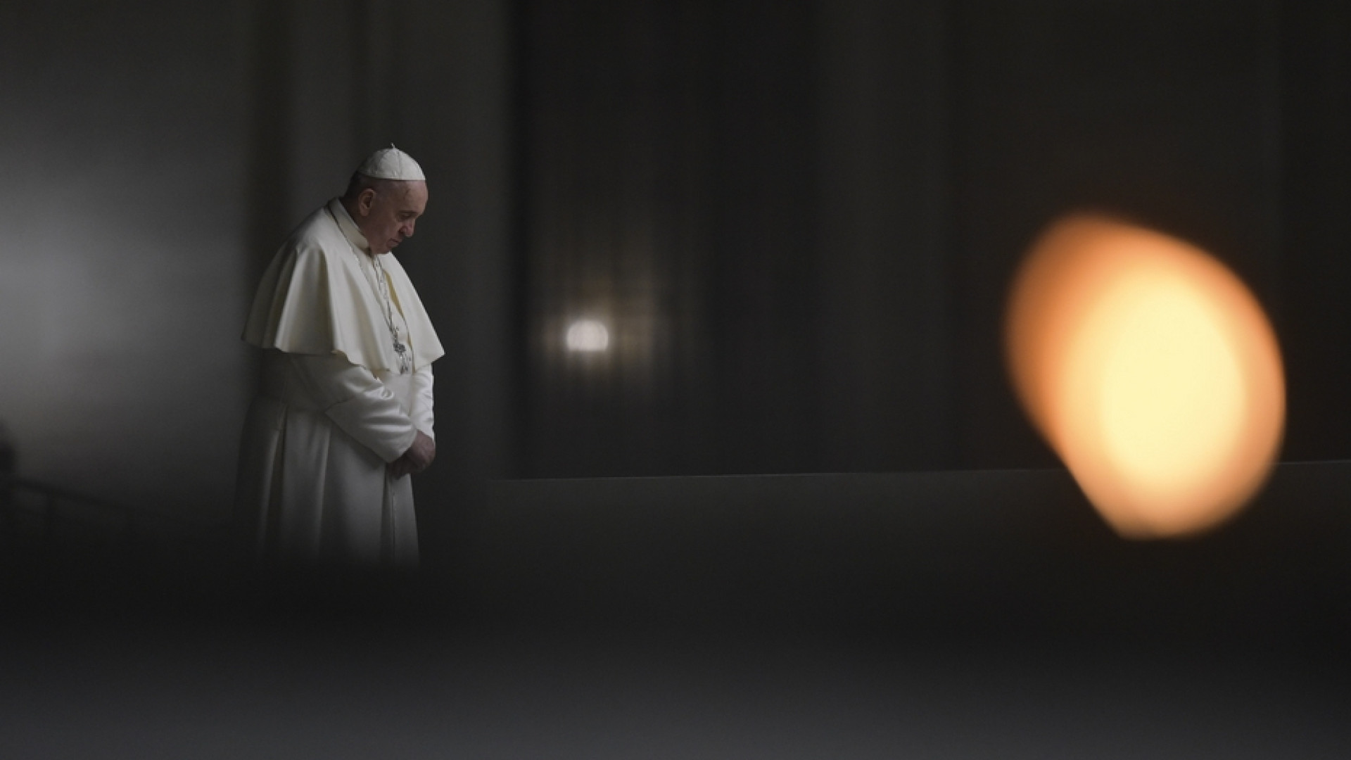 Immagine di I doni del Papa: respiratori agli ospedali e aiuti ai poveri