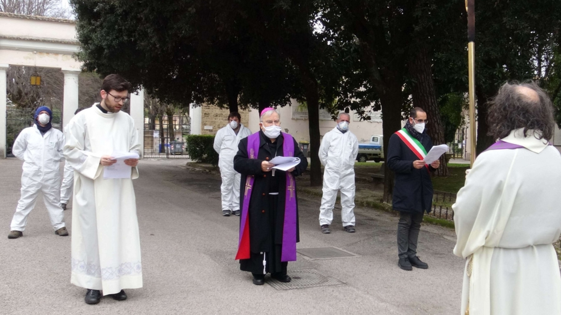 Immagine di I vescovi nei cimiteri in preghiera per le vittime