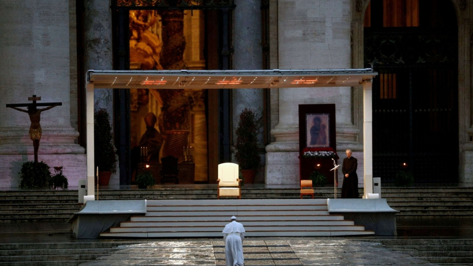 Immagine di Ecco le parole del Papa nella preghiera straordinaria in San Pietro