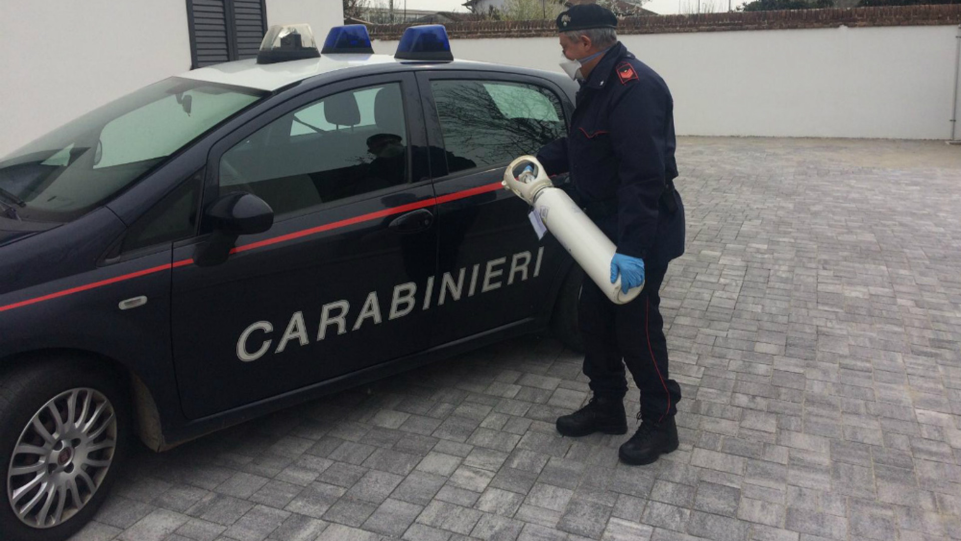 Immagine di Carabinieri: continua l’opera di assistenza alla popolazione.