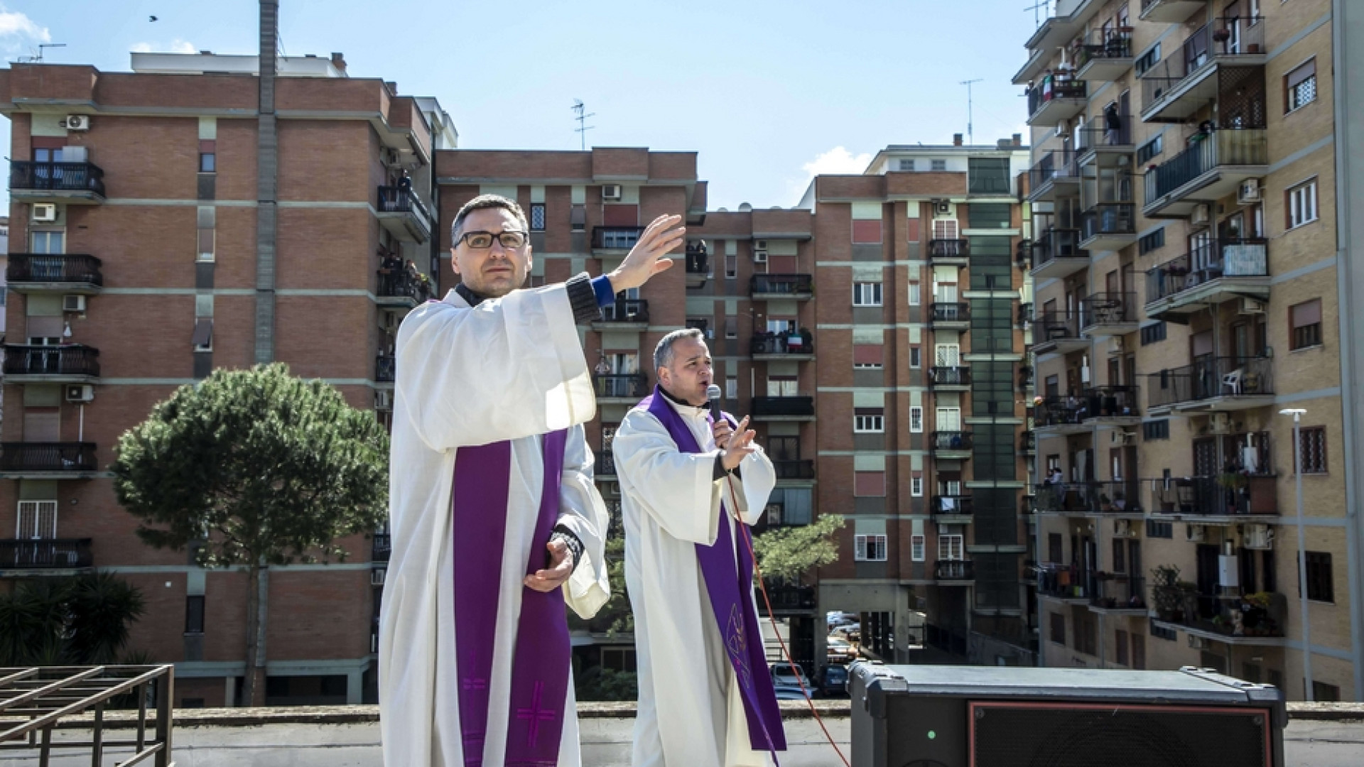 Immagine di Sui tetti di Roma (e dalle finestre) la supplica alla Madonna di Pompei