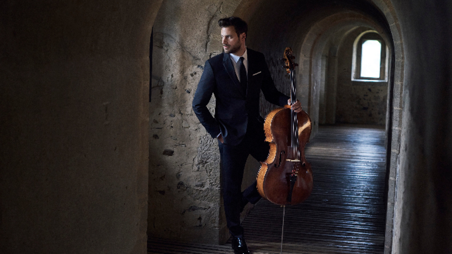 Immagine di Hauser: «Prego per l'Italia e sogno di tornare a suonare nelle sue piazze»