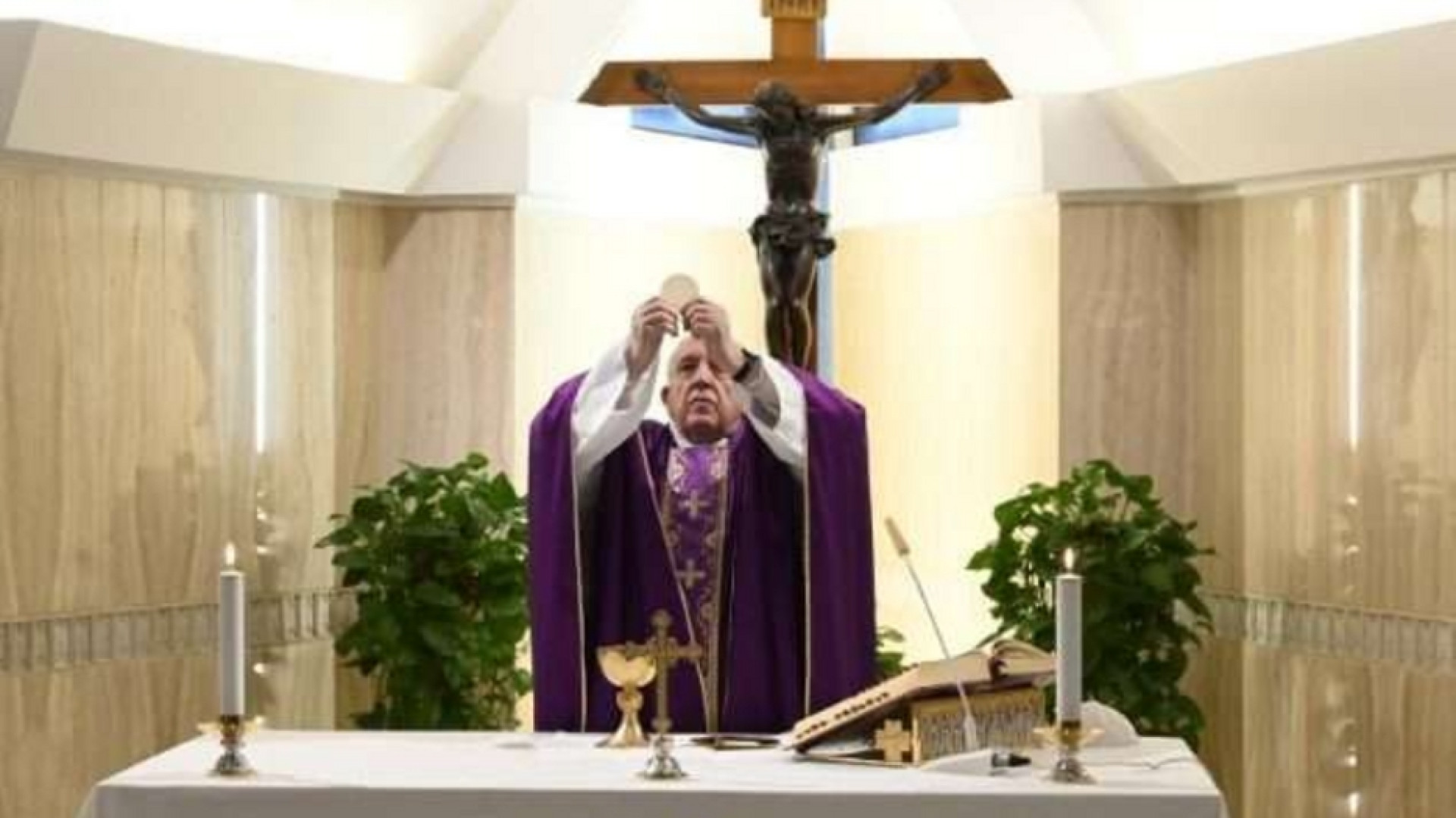 Immagine di Papa prega per chi aiuta a risolvere povertà e fame causate dal Covid-19