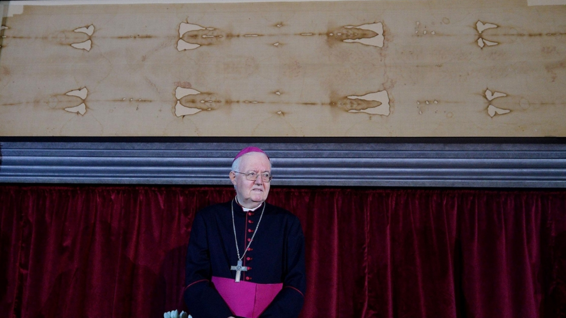 Immagine di Sabato Santo davanti alla Sindone
