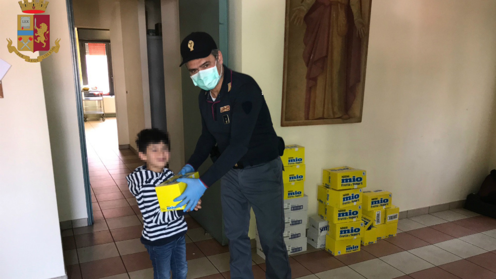 Immagine di L’aiuto della Polizia di Stato ai tempi del coronavirus – “restate a casa”