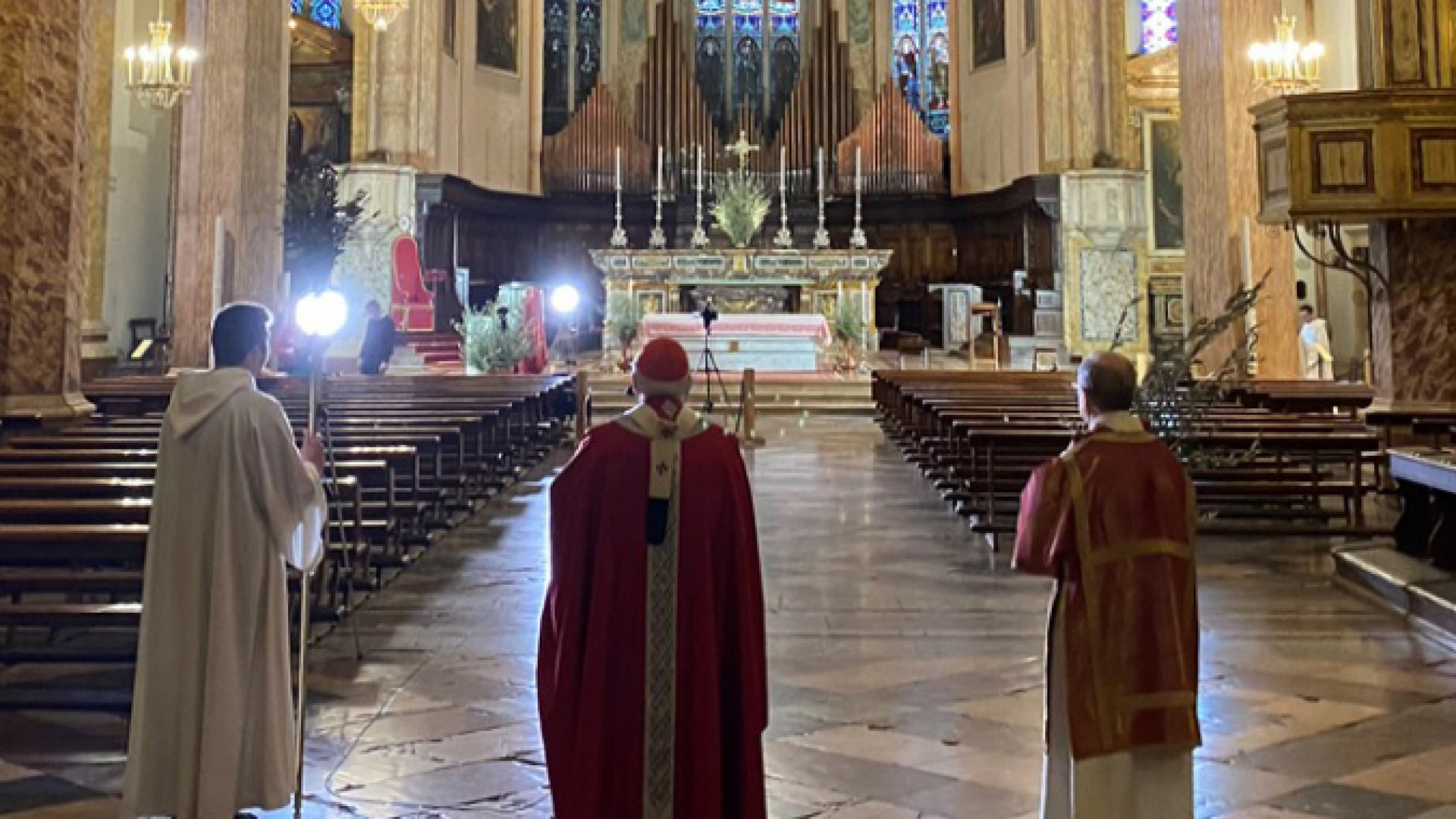 Immagine di Bassetti: Pasqua ridotta e di sofferenza. Le omelie delle Palme