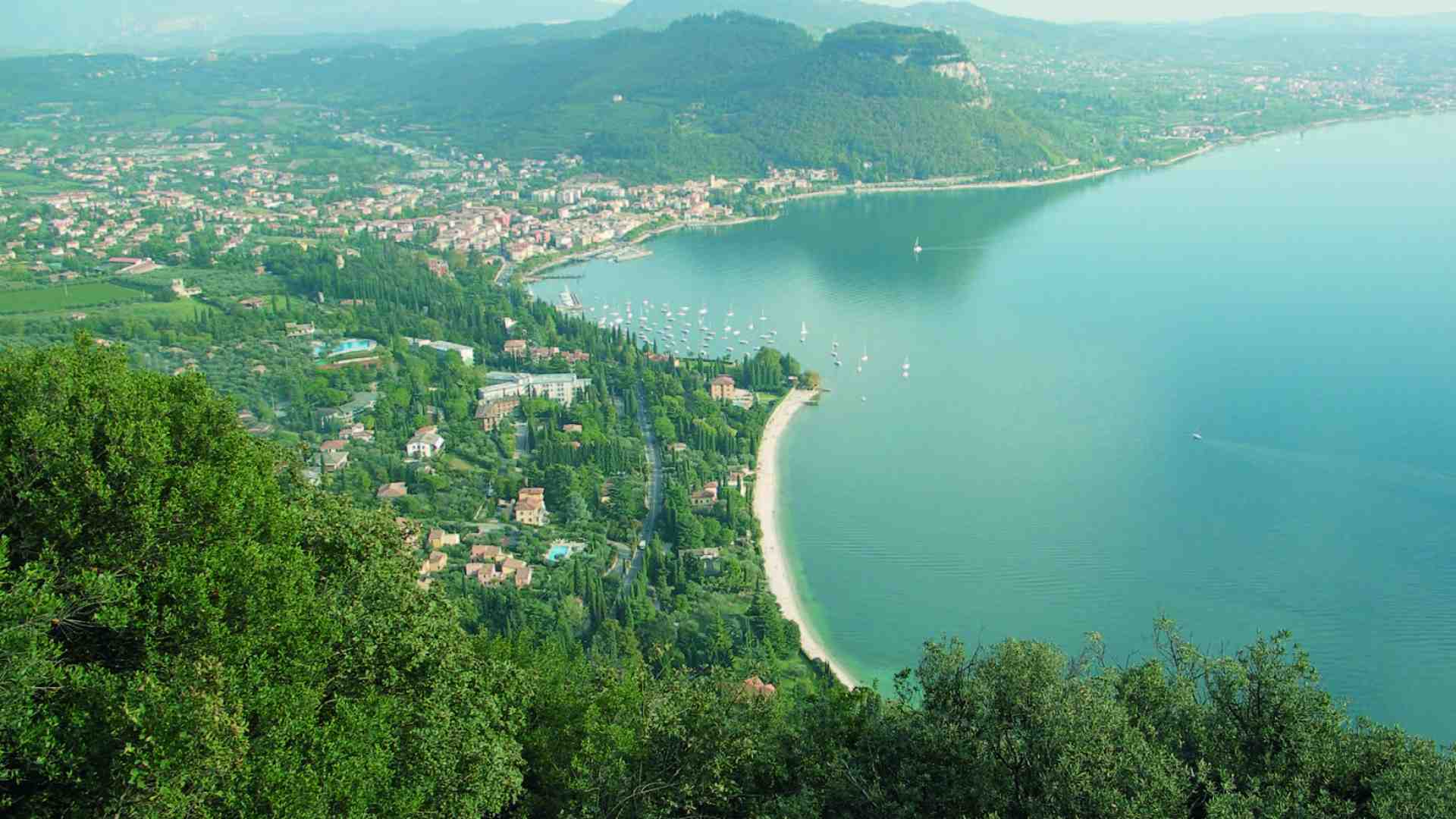 Immagine di Una corona di preghiera social sul lago di Garda
