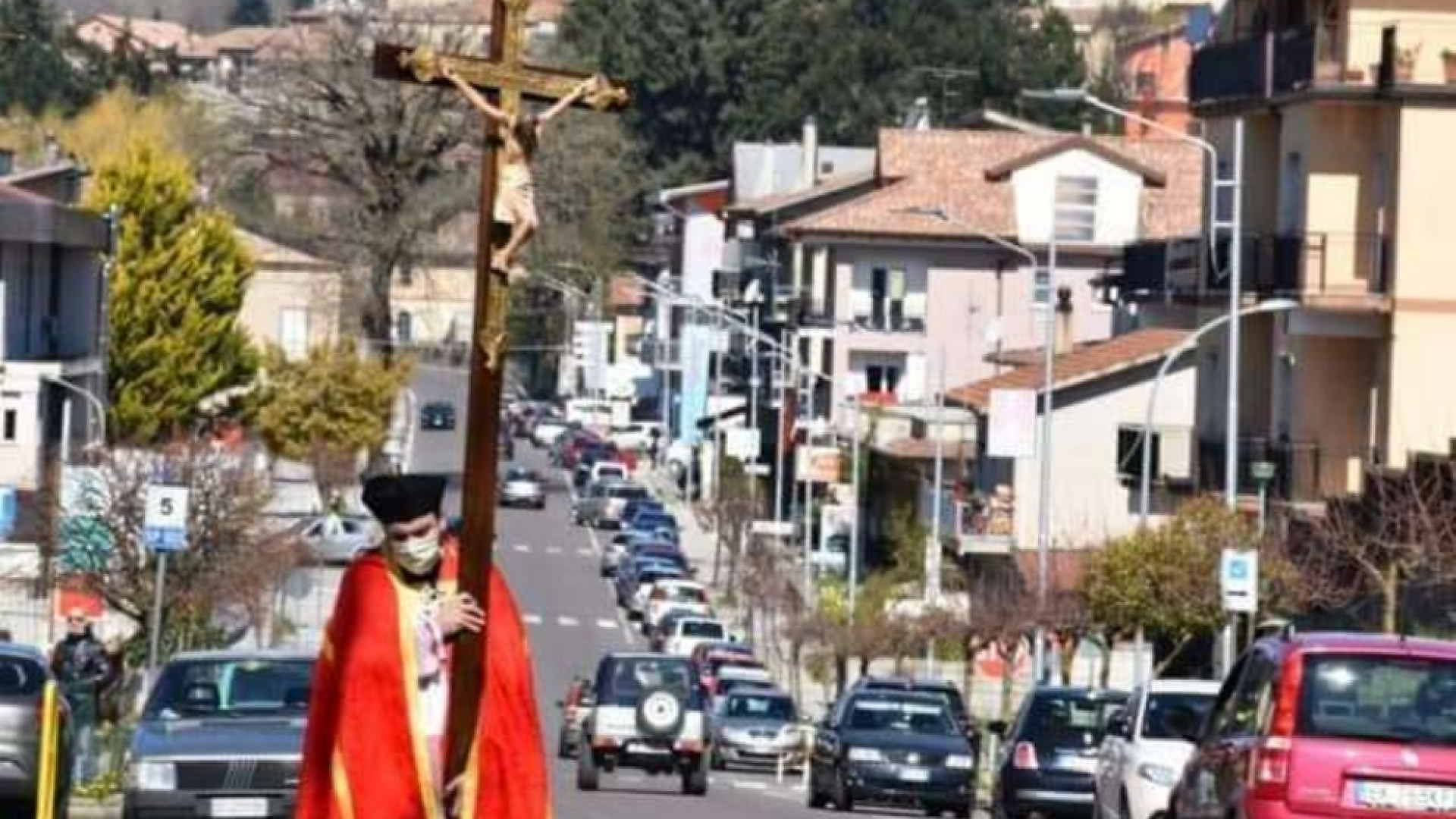 Immagine di Via Crucis solitaria di don Roberto per le strade di Soveria Mannelli