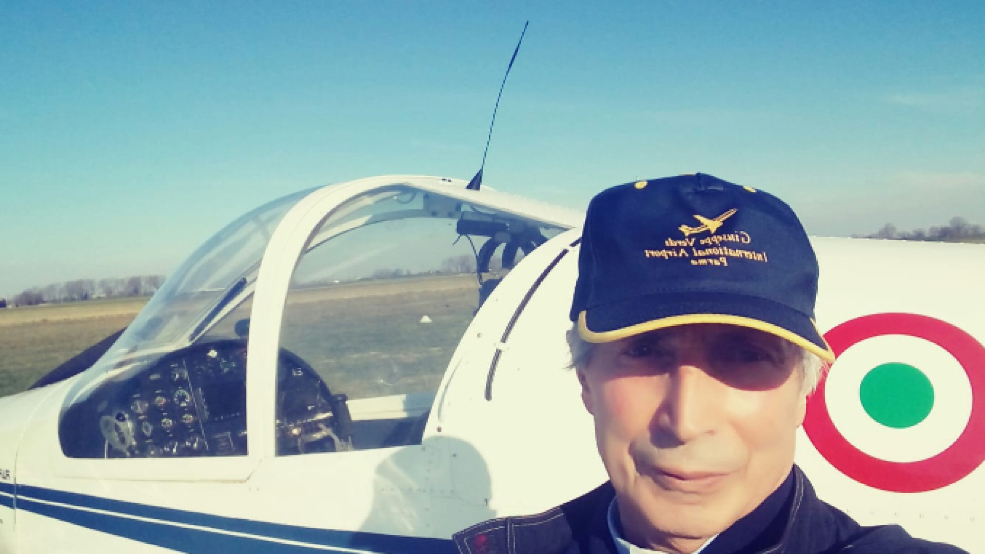 Immagine di Il prete pilota abbraccia dal cielo e dal campanile i fedeli / Video