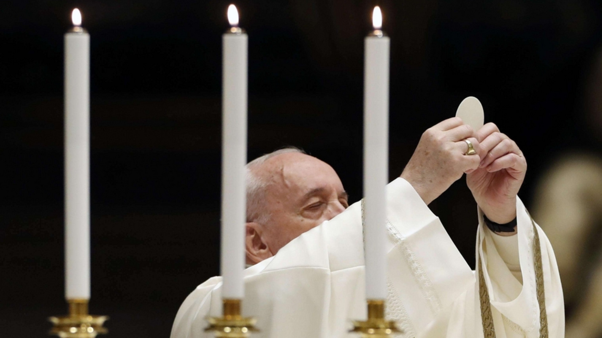 Immagine di Il Papa: la Veglia Pasquale ci dona il diritto alla speranza e al coraggio