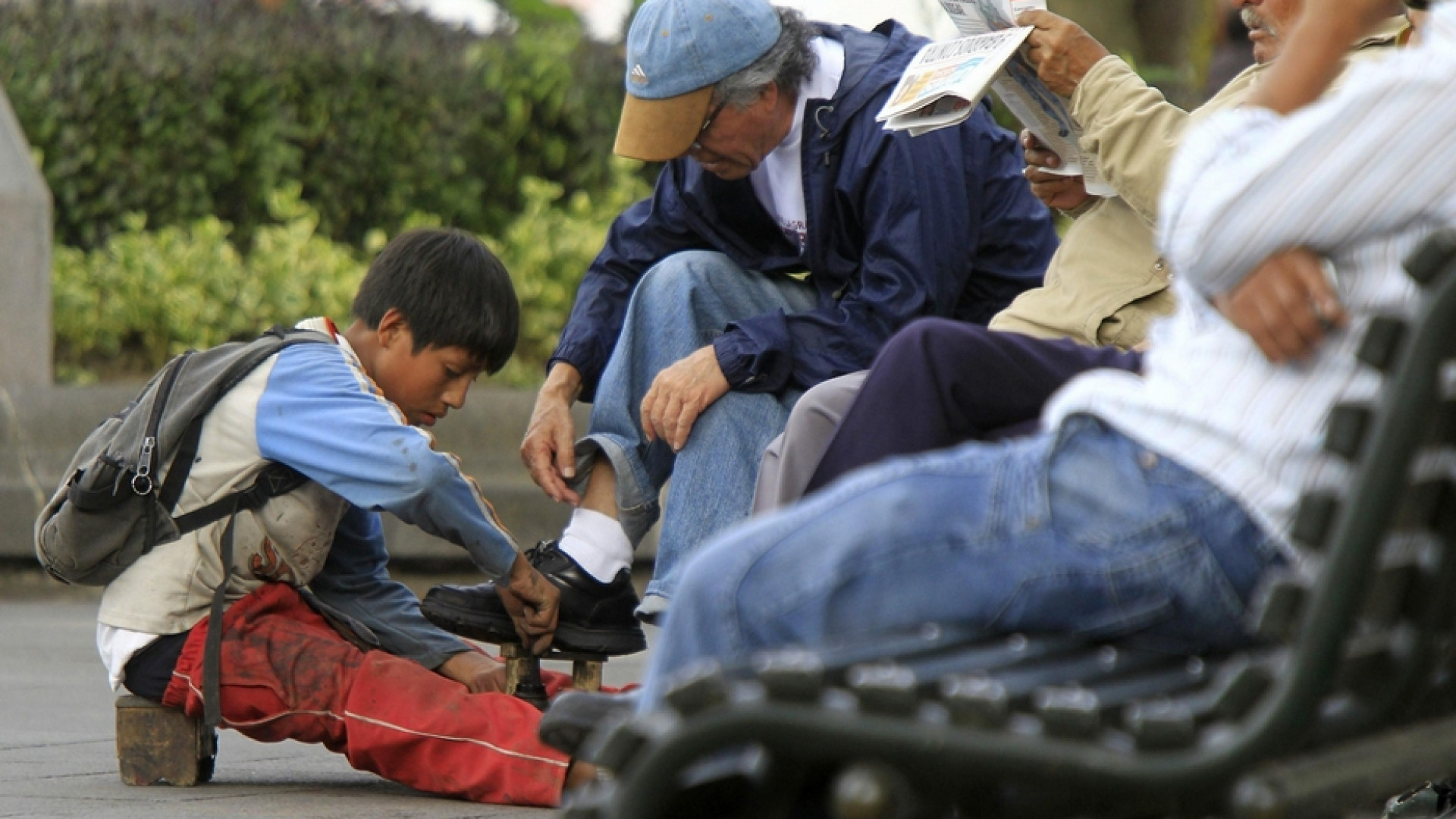 Immagine di Il Papa ai movimenti popolari: «Nessun lavoratore senza diritti»