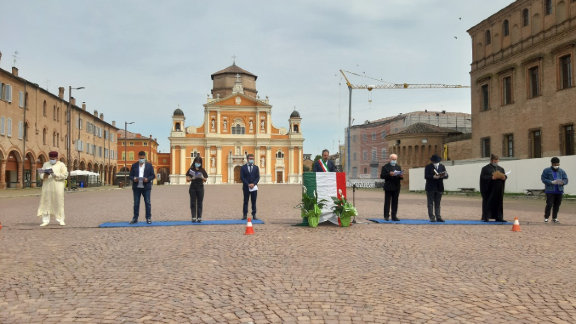 Immagine di Sette confessioni religiose pregano insieme sulla piazza di Carpi