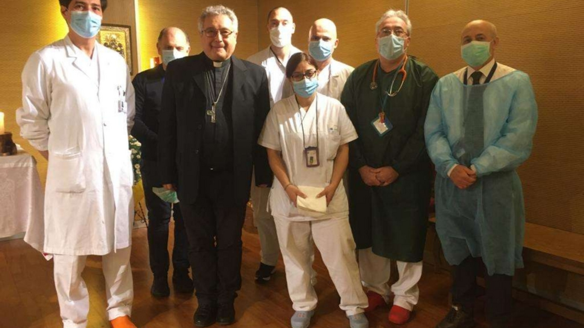 Immagine di Prato, il medico che ha pianto distribuendo l'Eucarestia