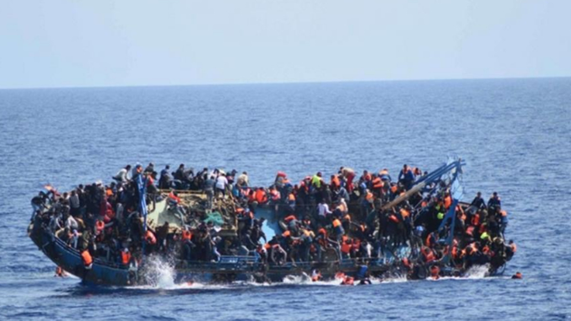 Immagine di Trovato barcone disperso: 12 i morti, 47 superstiti. Giallo sul soccorso