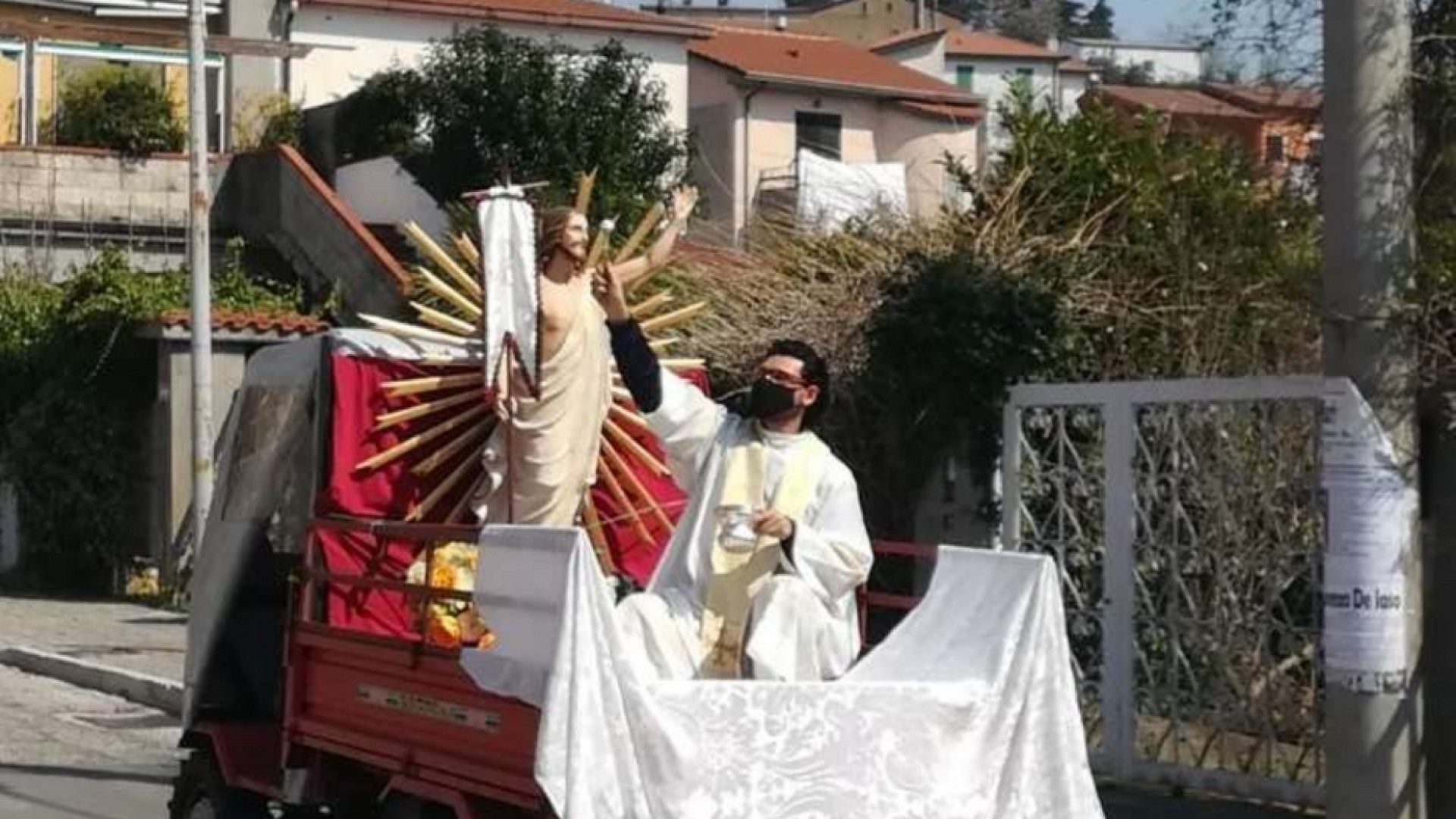 Immagine di Dal trattore il parroco benedice i paesi con il Cristo Risorto