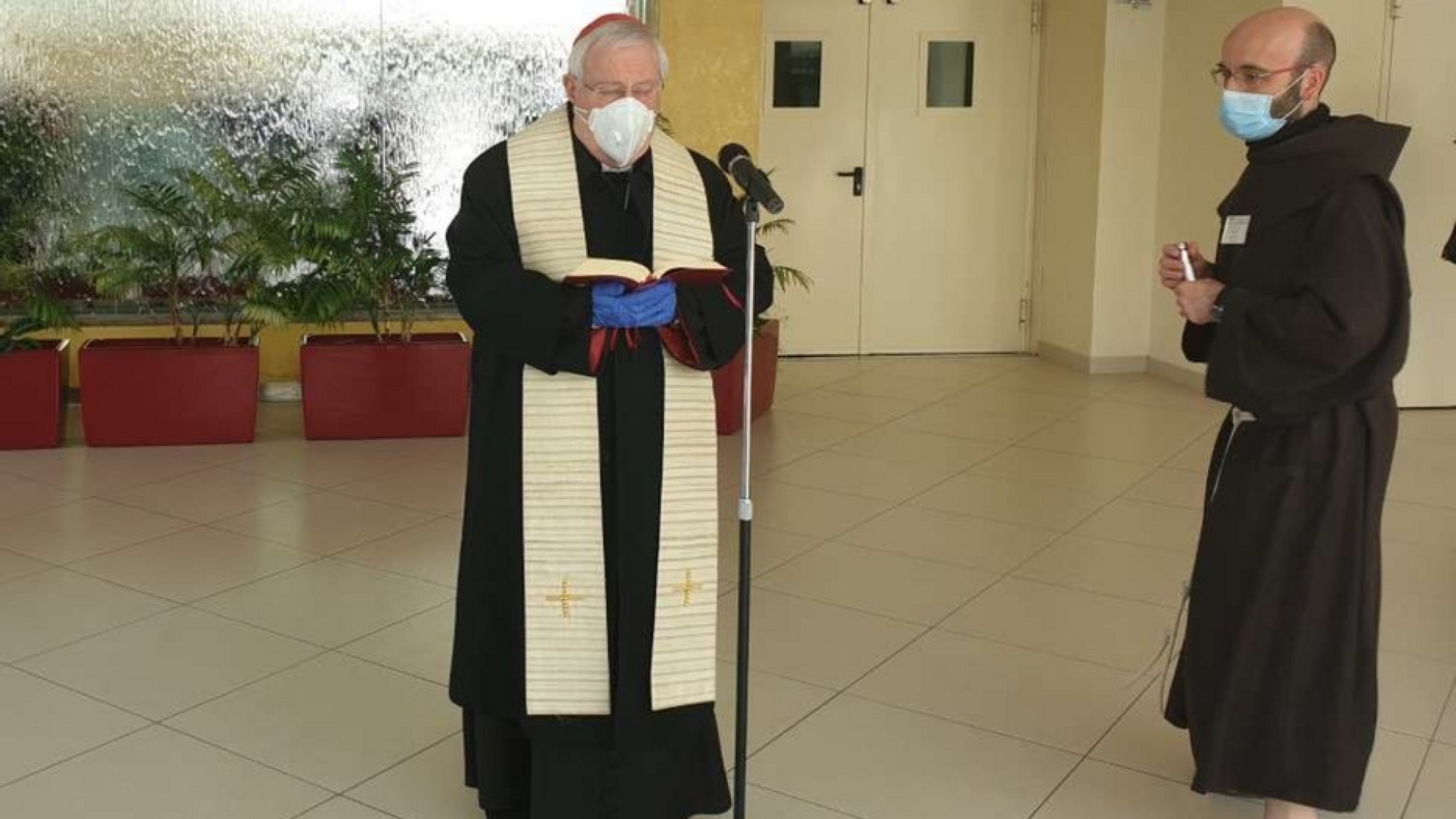 Immagine di Il cardinale Bassetti visita l'ospedale e dialoga (online) con i malati Covid