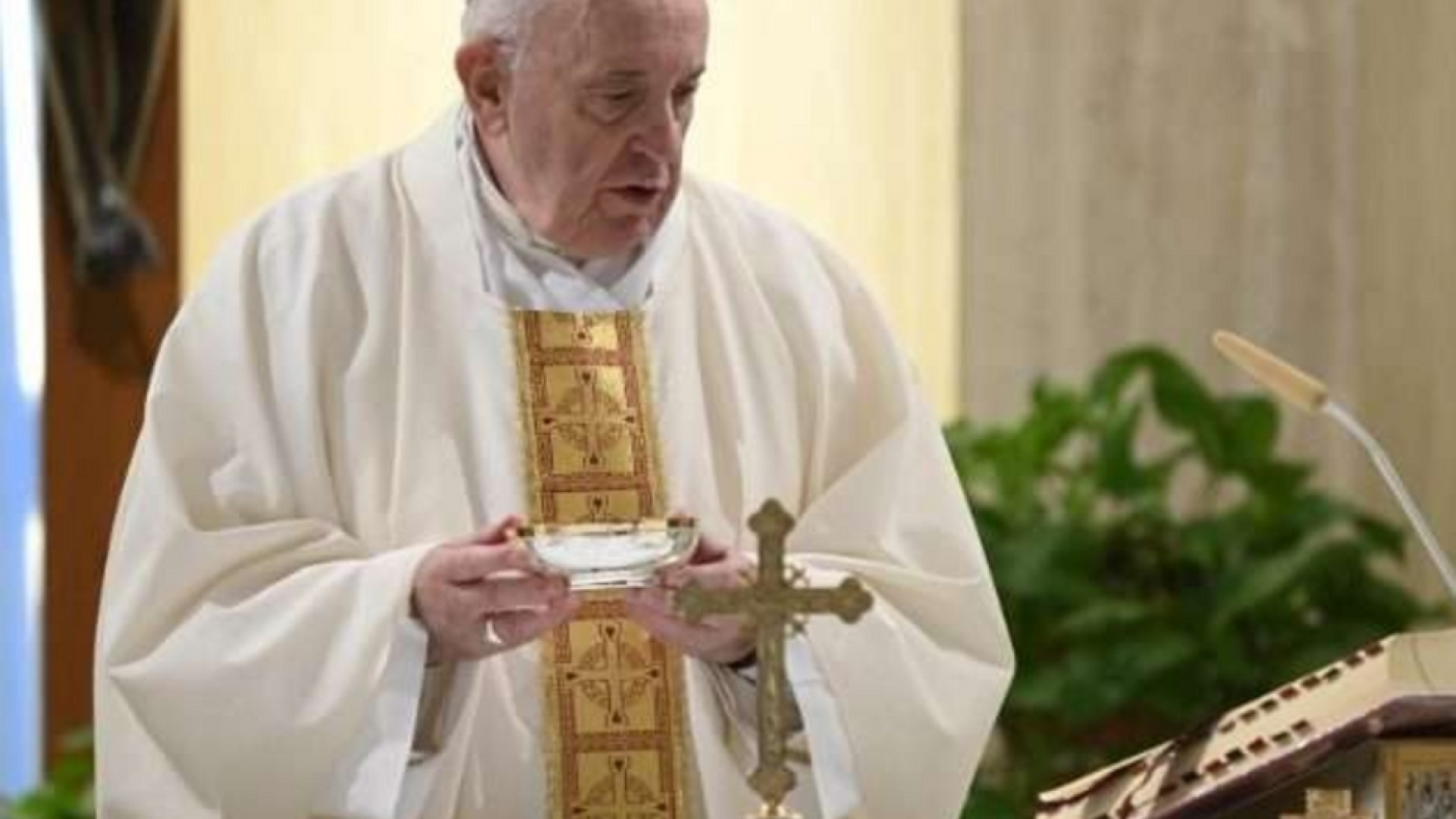 Immagine di Papa attenti a fede"virtuale". La Chiesa è con popolo e con sacramenti