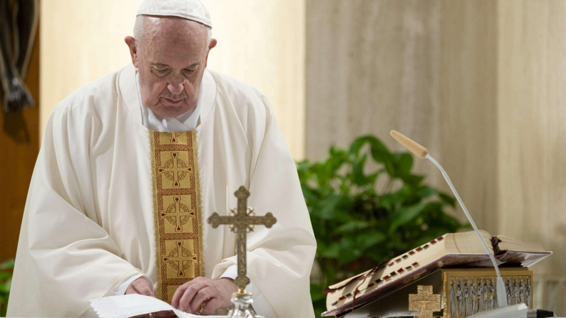 Immagine di Papa Francesco indica il «piano» per risorgere dalla pandemia