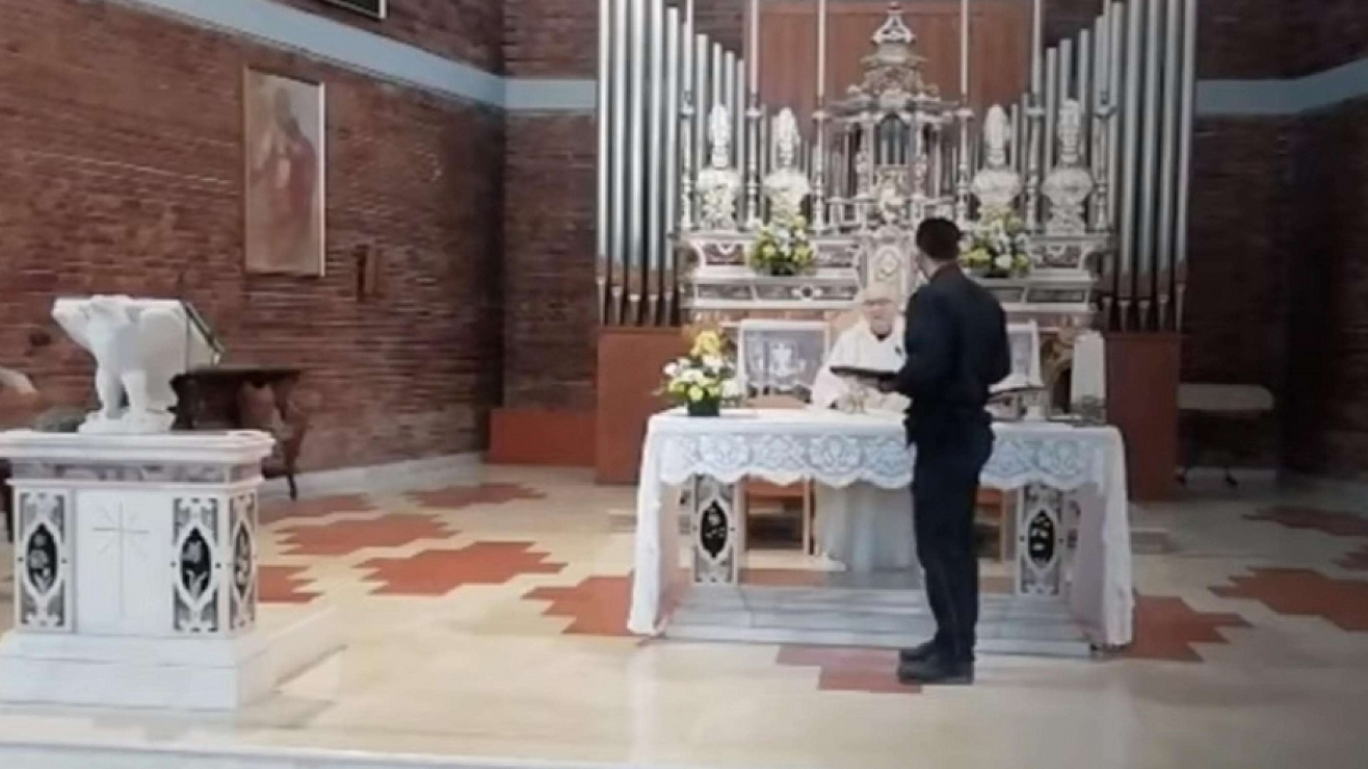 Immagine di A Cremona sacerdote celebra Messa con fedeli. La diocesi: dispiaciuti