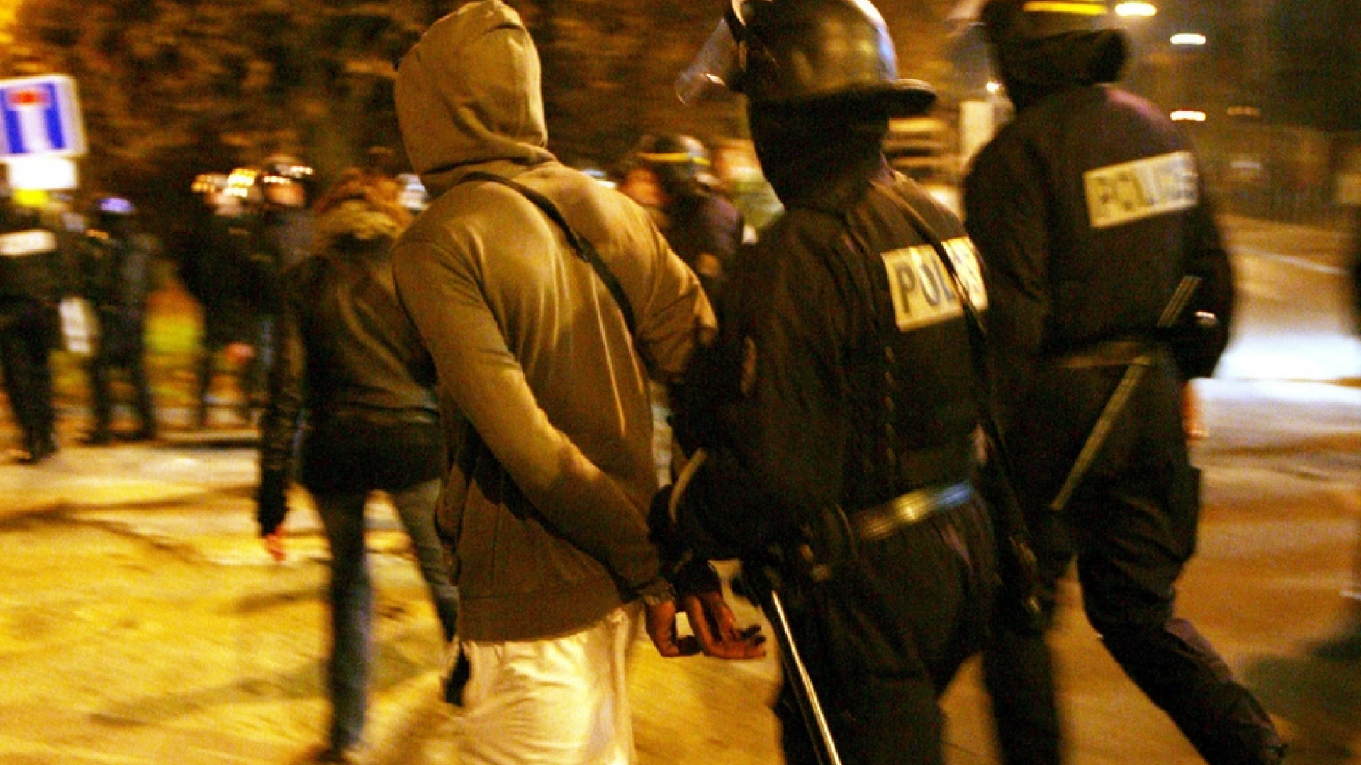 Immagine di Quarantena prolungata a Parigi: la violenza contagia le banlieue