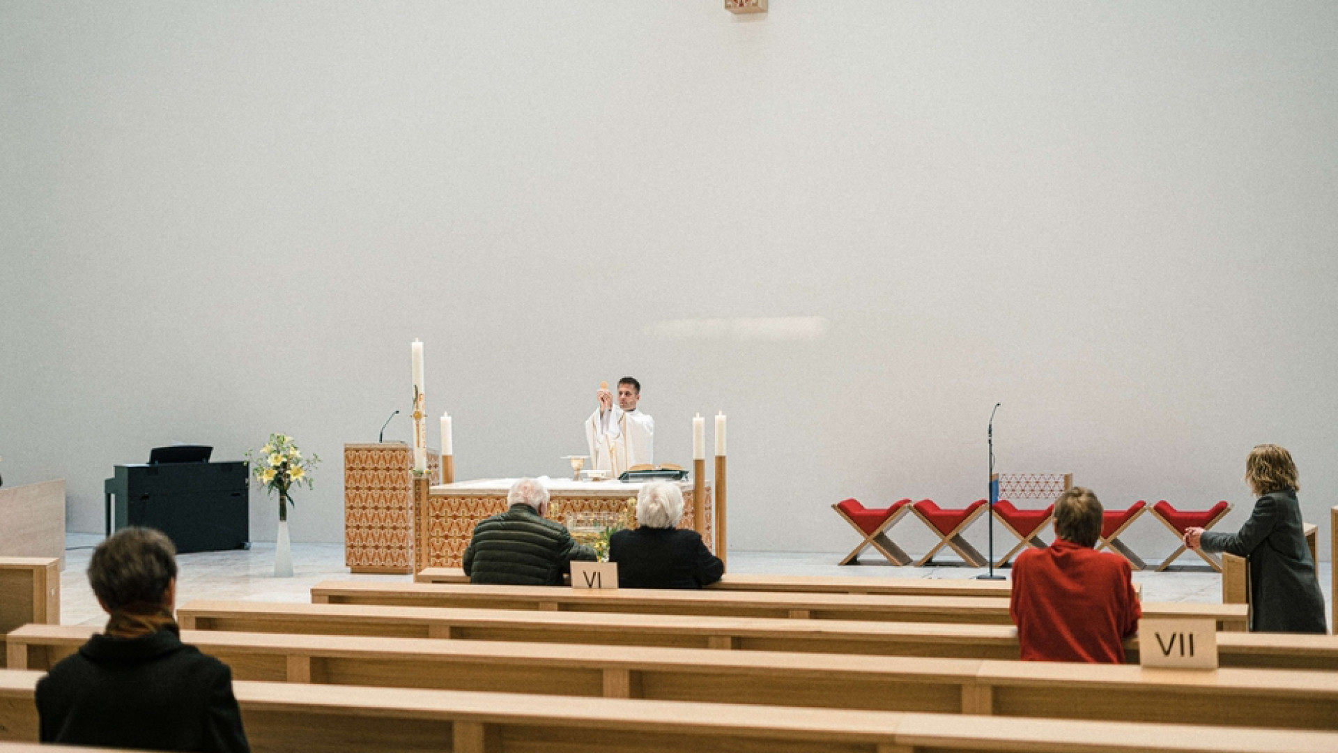 Immagine di Numero chiuso e fedeli distanziati: così le Messe dall'Europa agli States