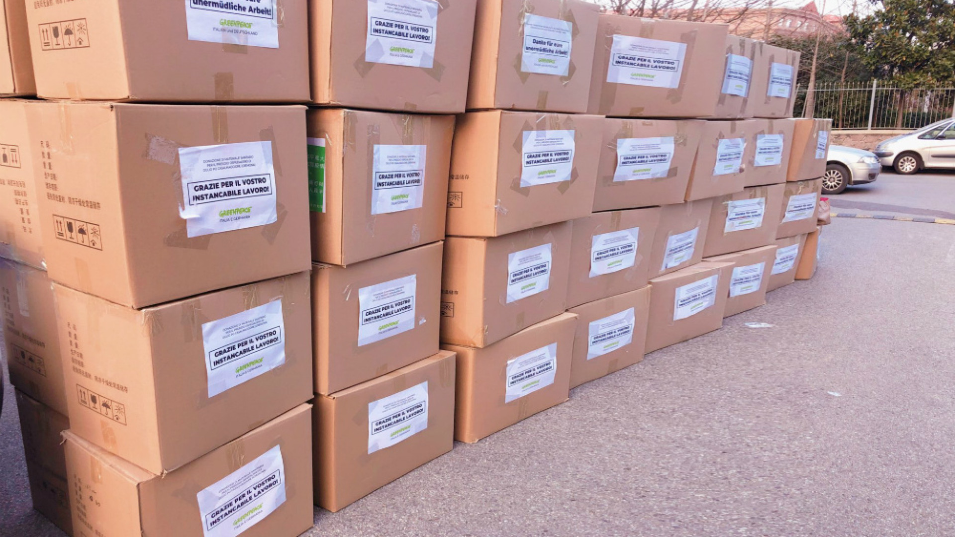 Immagine di Greenpeace: 1.800 tute protettive donate agli ospedali di Cremona