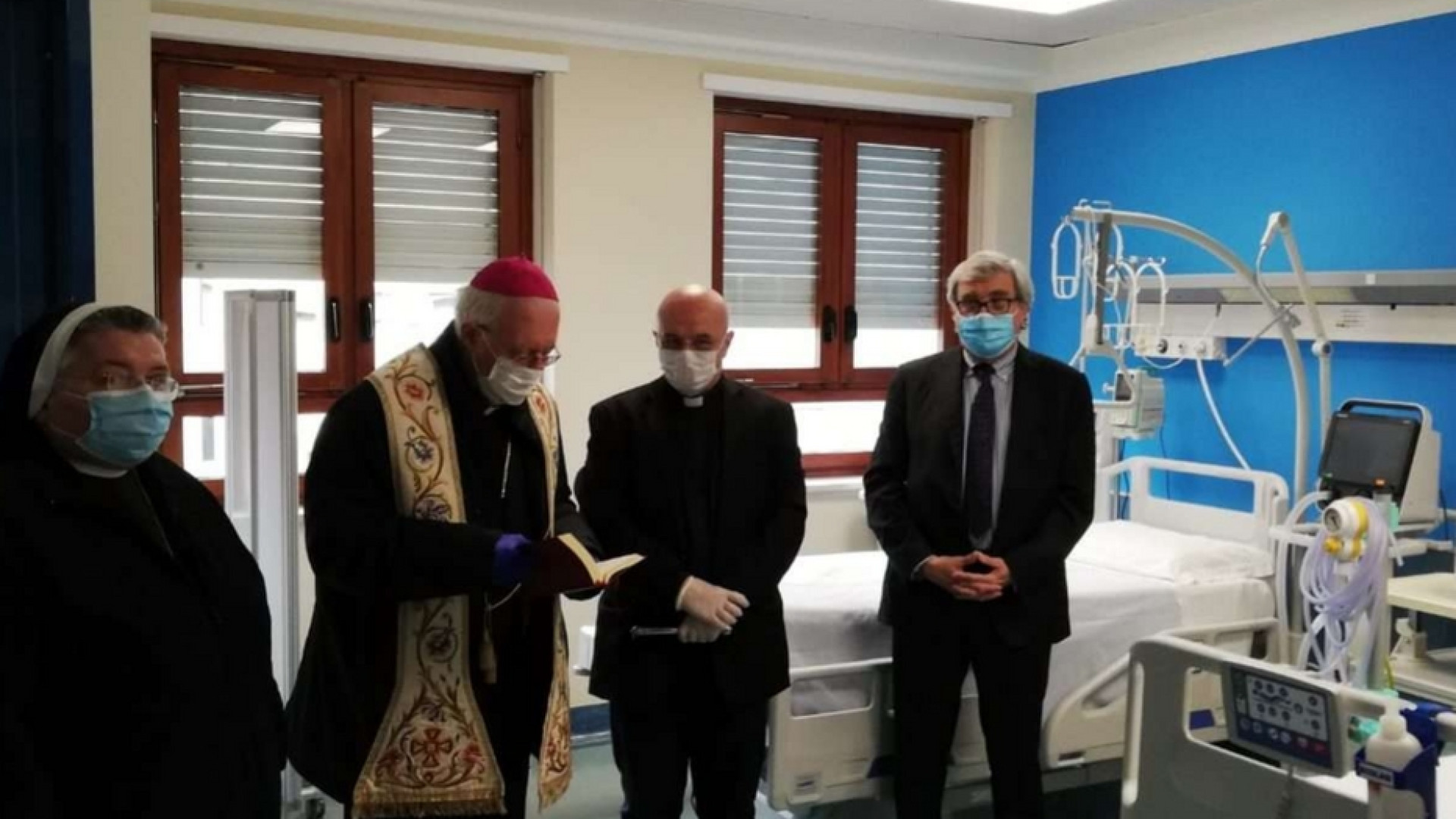 Immagine di Nosiglia benedice il nuovo reparto di terapia intensiva del Cottolengo