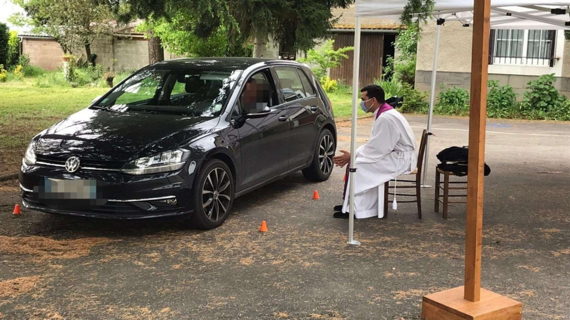 Immagine di Francia, a Limoges il parroco confessa i fedeli nelle loro auto