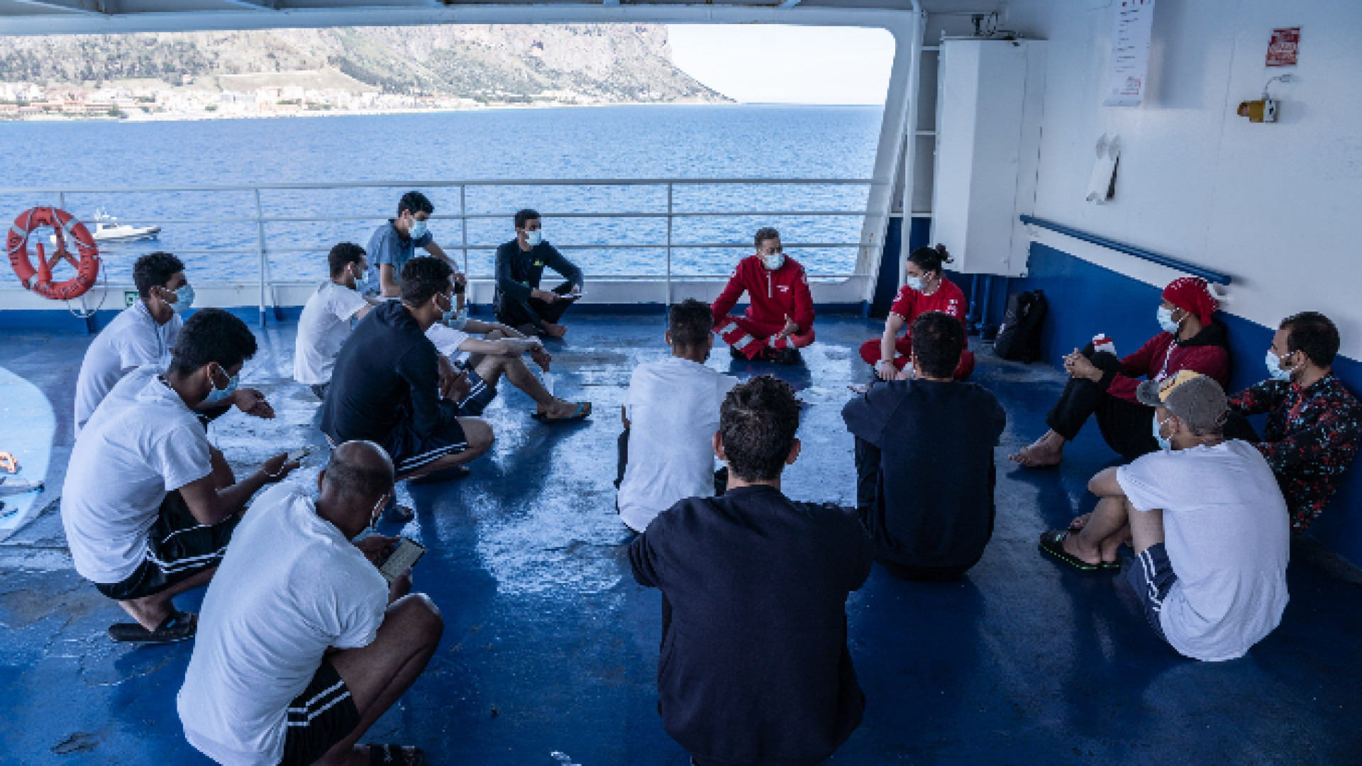 Immagine di Lasciati all'addiaccio a Lampedusa. La parrocchia denuncia e offre un riparo