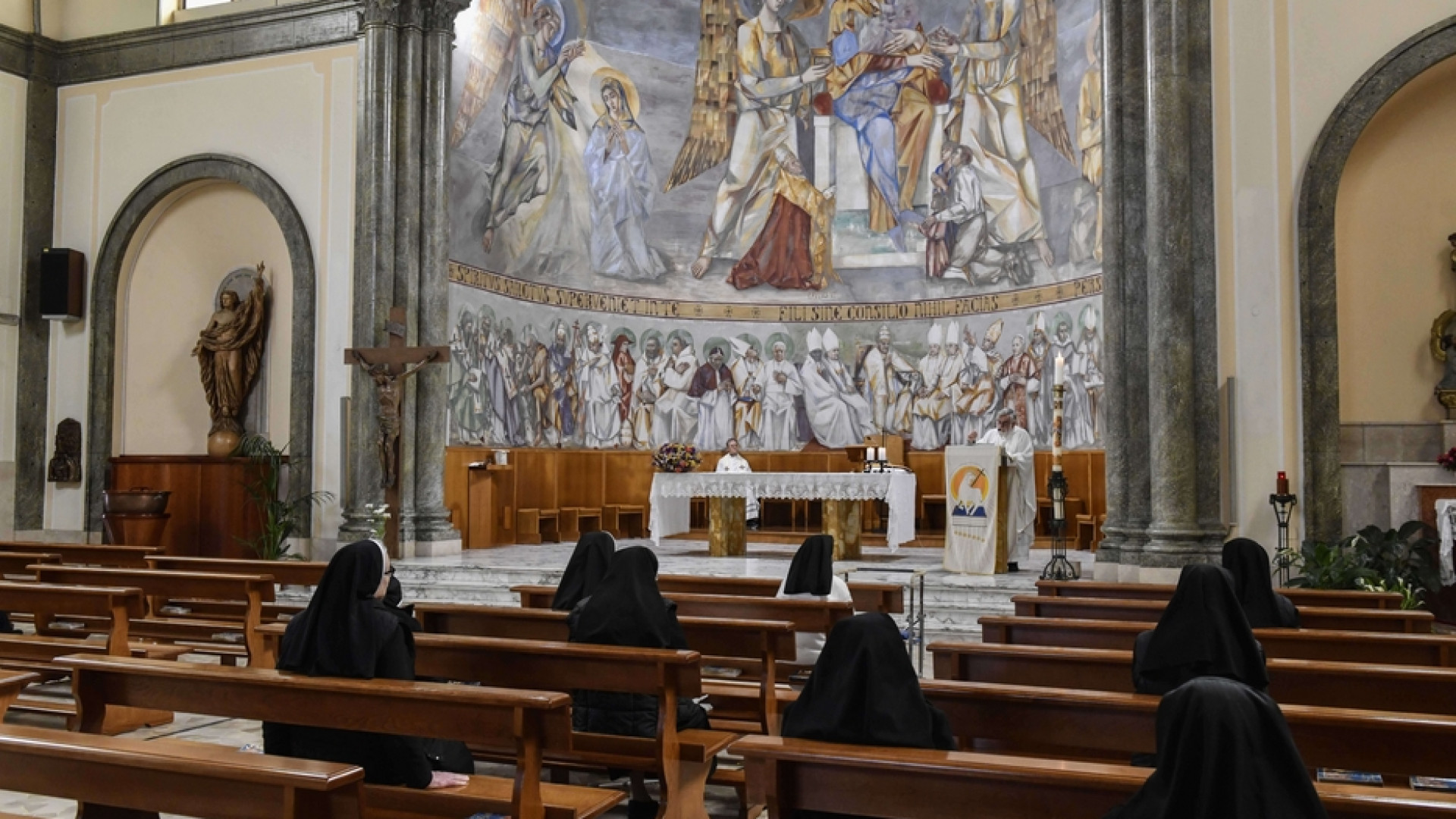 Immagine di Messe con i fedeli, c'è il protocollo