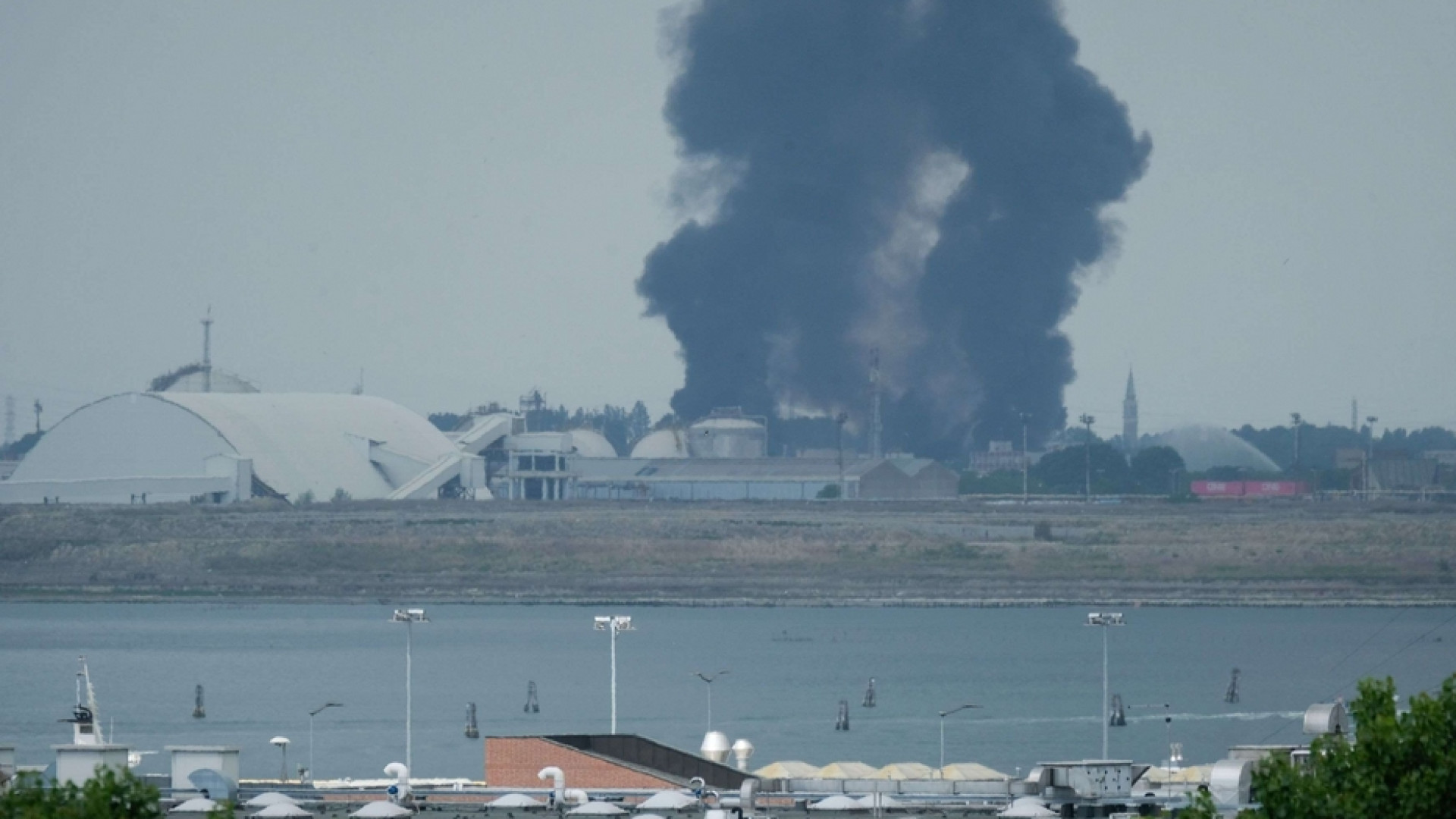 Immagine di Incendio in uno stabilimento chimico di Marghera: 2 feriti gravi