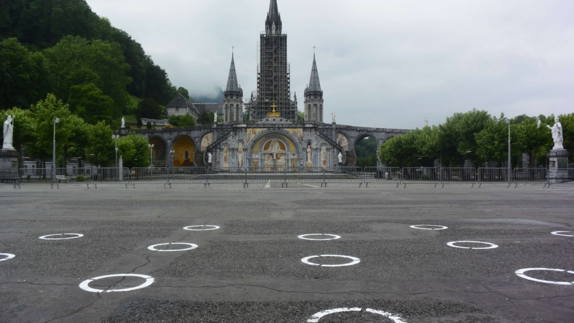 Immagine di Lourdes oggi ha riaperto, ecco i percorsi e che cosa si può fare
