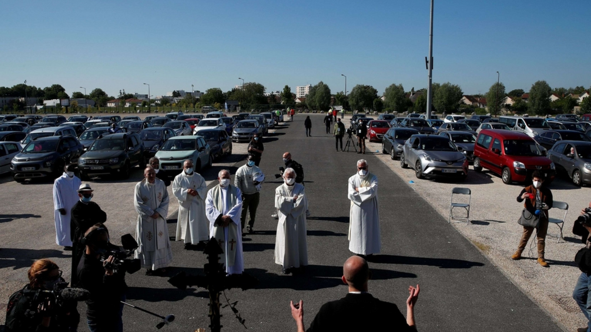 Immagine di In Francia la prima Messa stile "drive in" con il vescovo