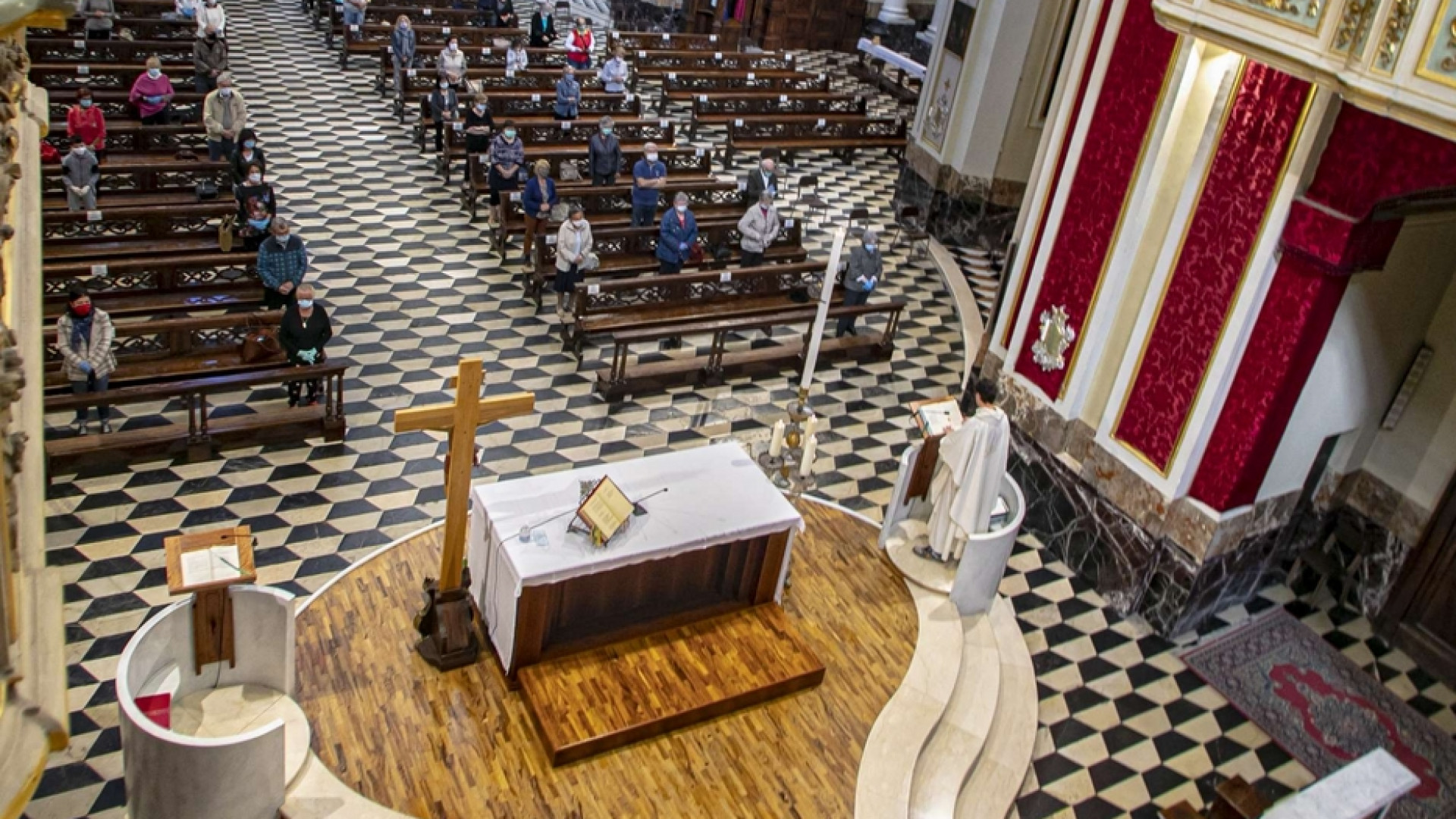 Immagine di Milano, la prima Messa con i fedeli. «In Duomo vi abbiamo aspettato tanto»