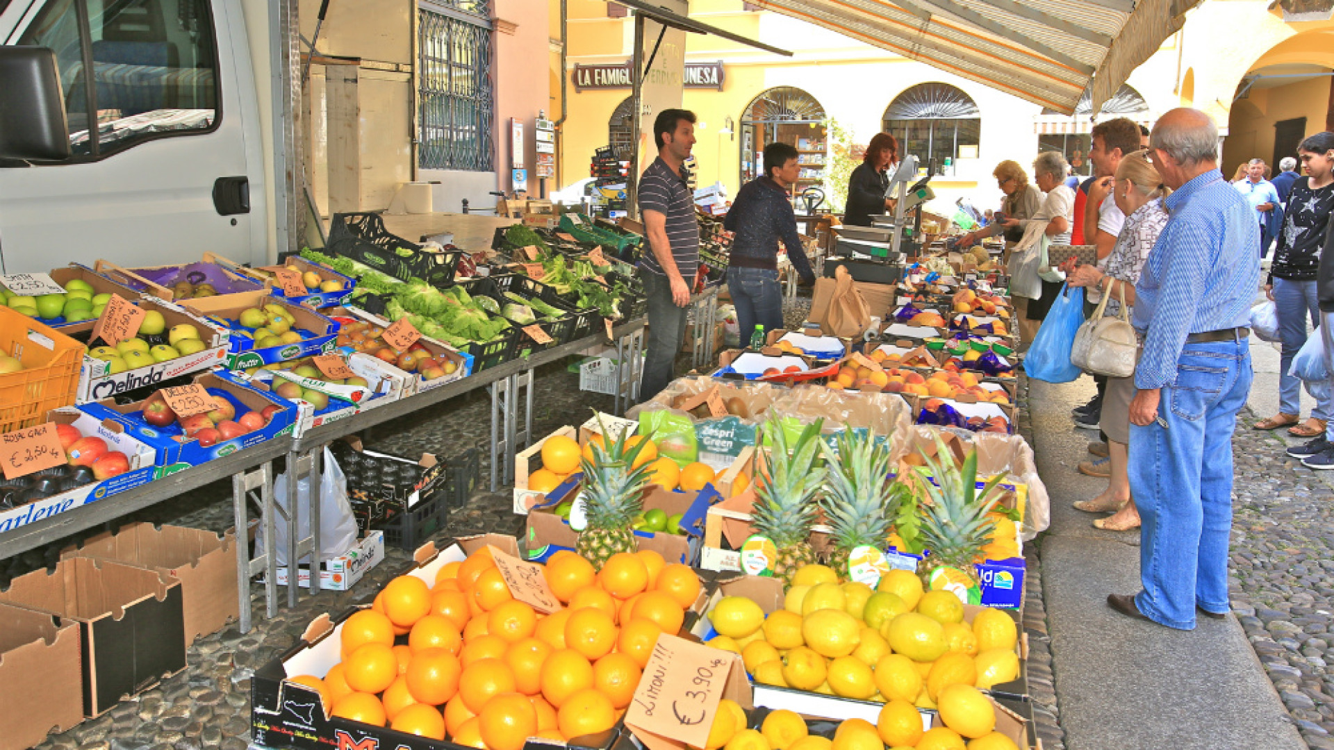 Immagine di Mercato generi alimentari: aumenta la capienza per facilitare l'attività degli operatori