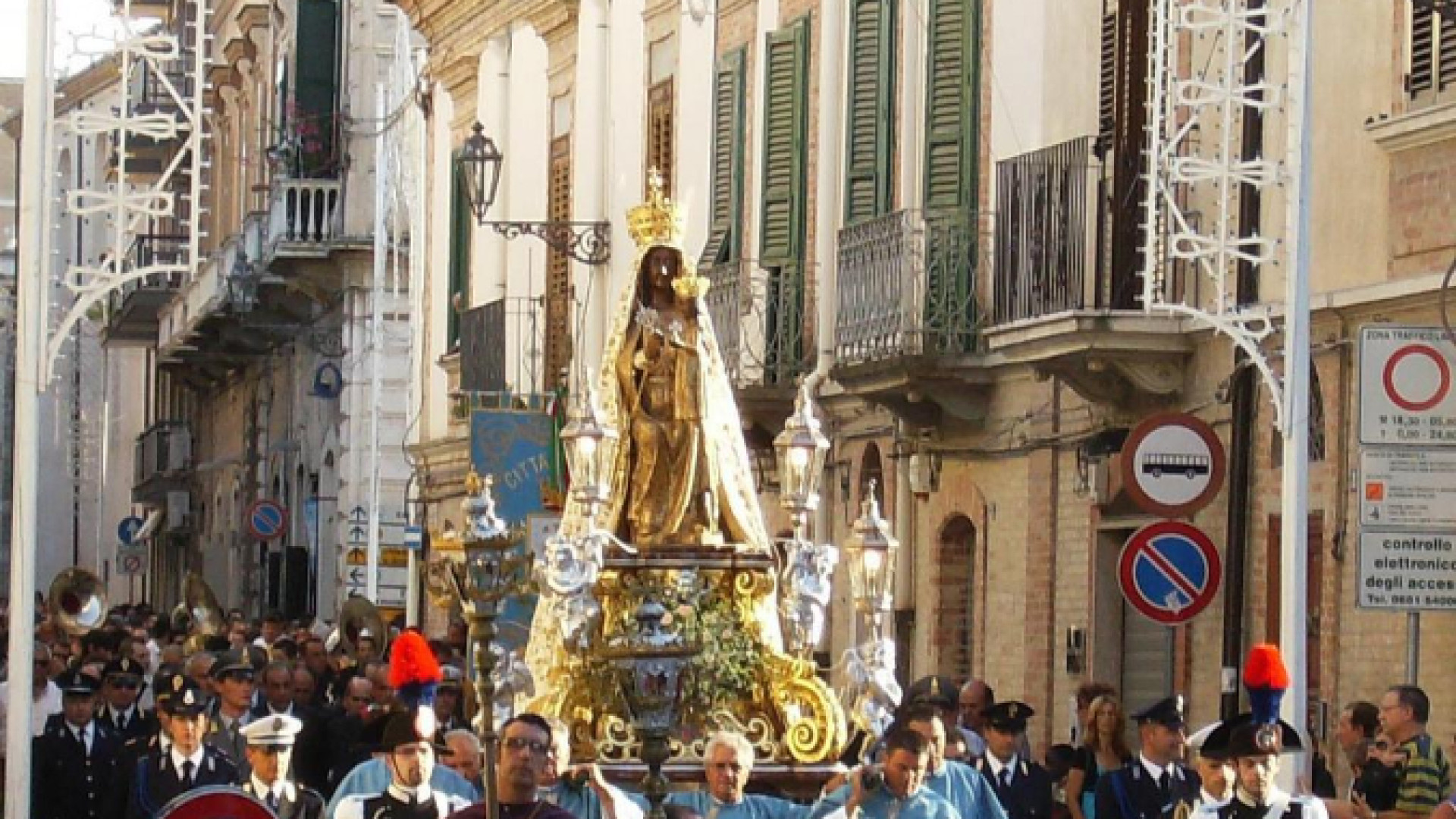 Immagine di I vescovi pugliesi: solo liturgie, no a processioni per le feste patronali