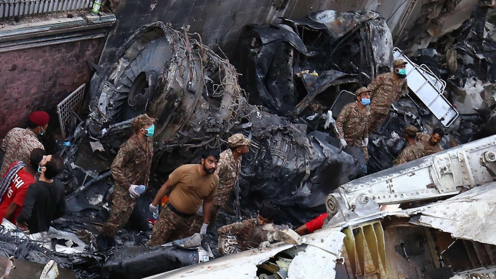 Immagine di Aereo precipitato: 97 morti e due sopravvissuti
