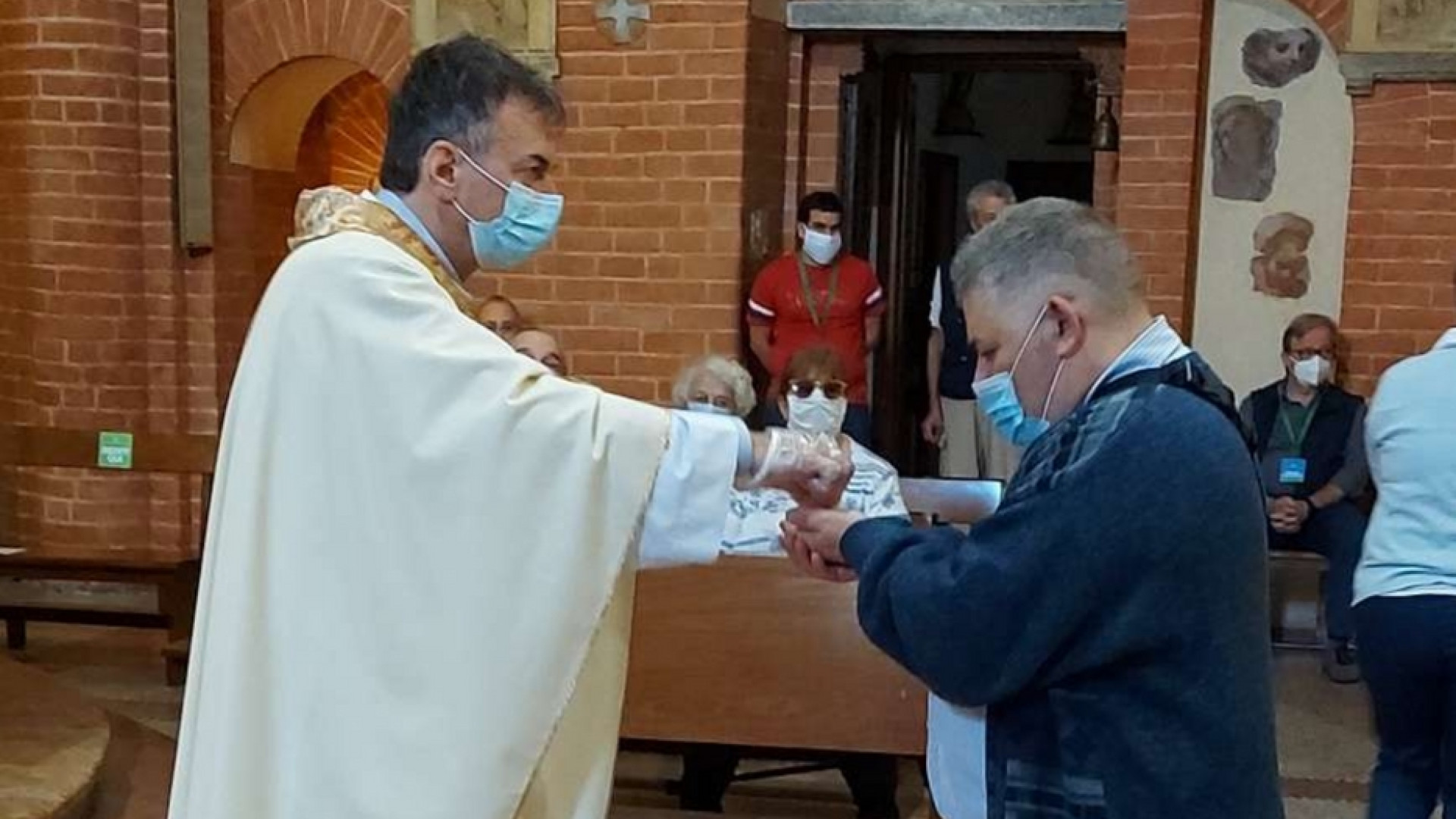 Immagine di «Io parroco, in fin di vita per il Covid, ritrovo la mia comunità. A Messa»