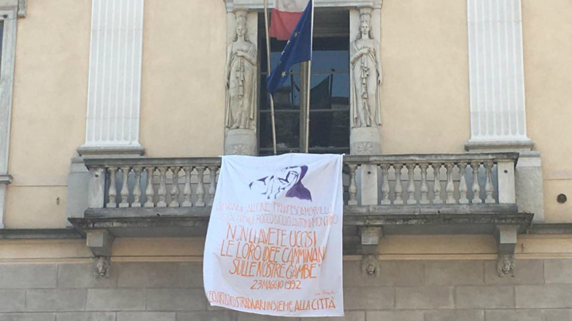 Immagine di Giornata Nazionale della Legalità, esposto uno speciale lenzuolo al balcone di Palazzo Ala Ponzone