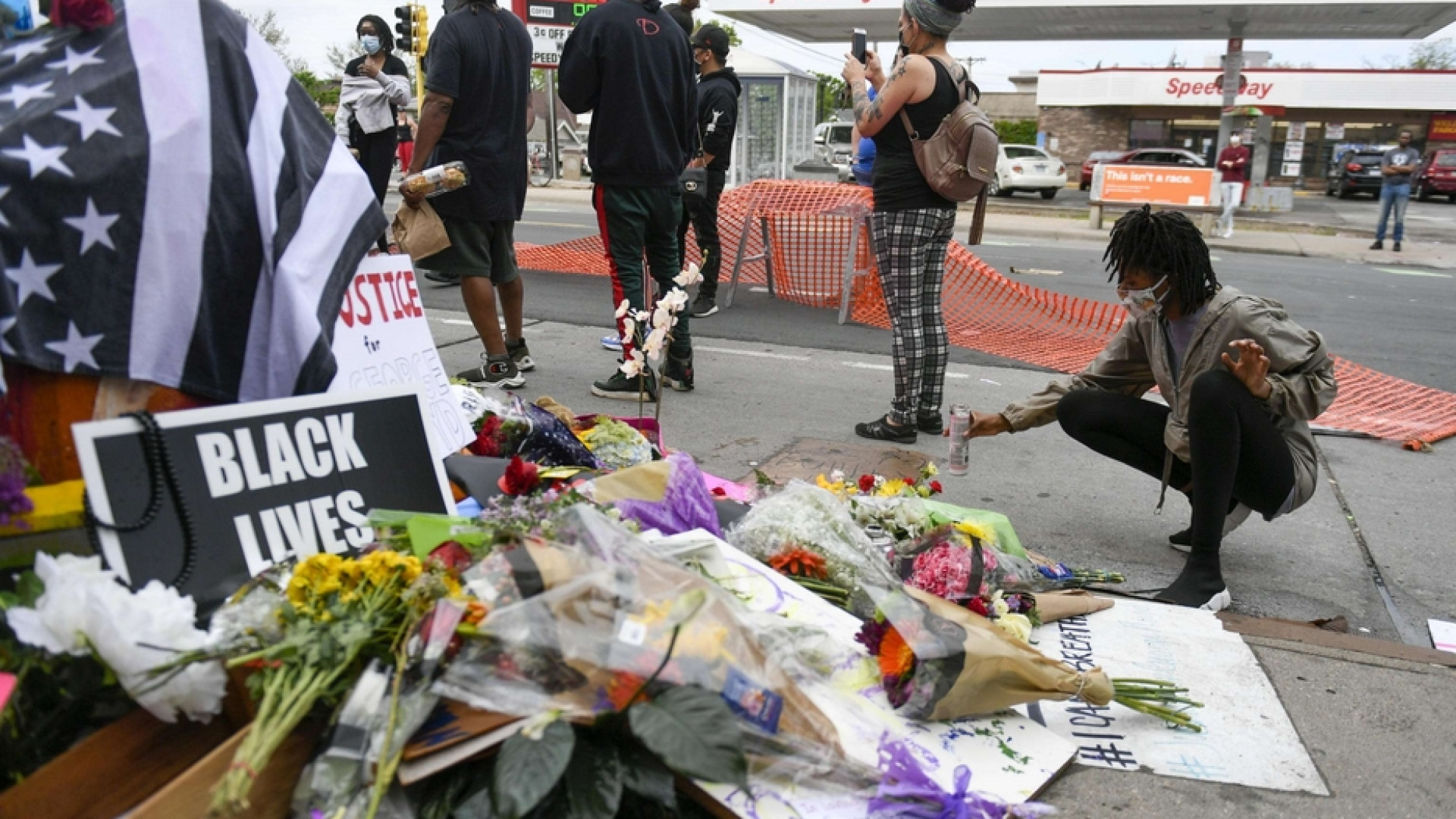 Immagine di Rabbia e scontri a Minneapolis per l'afroamericano soffocato dalla polizia