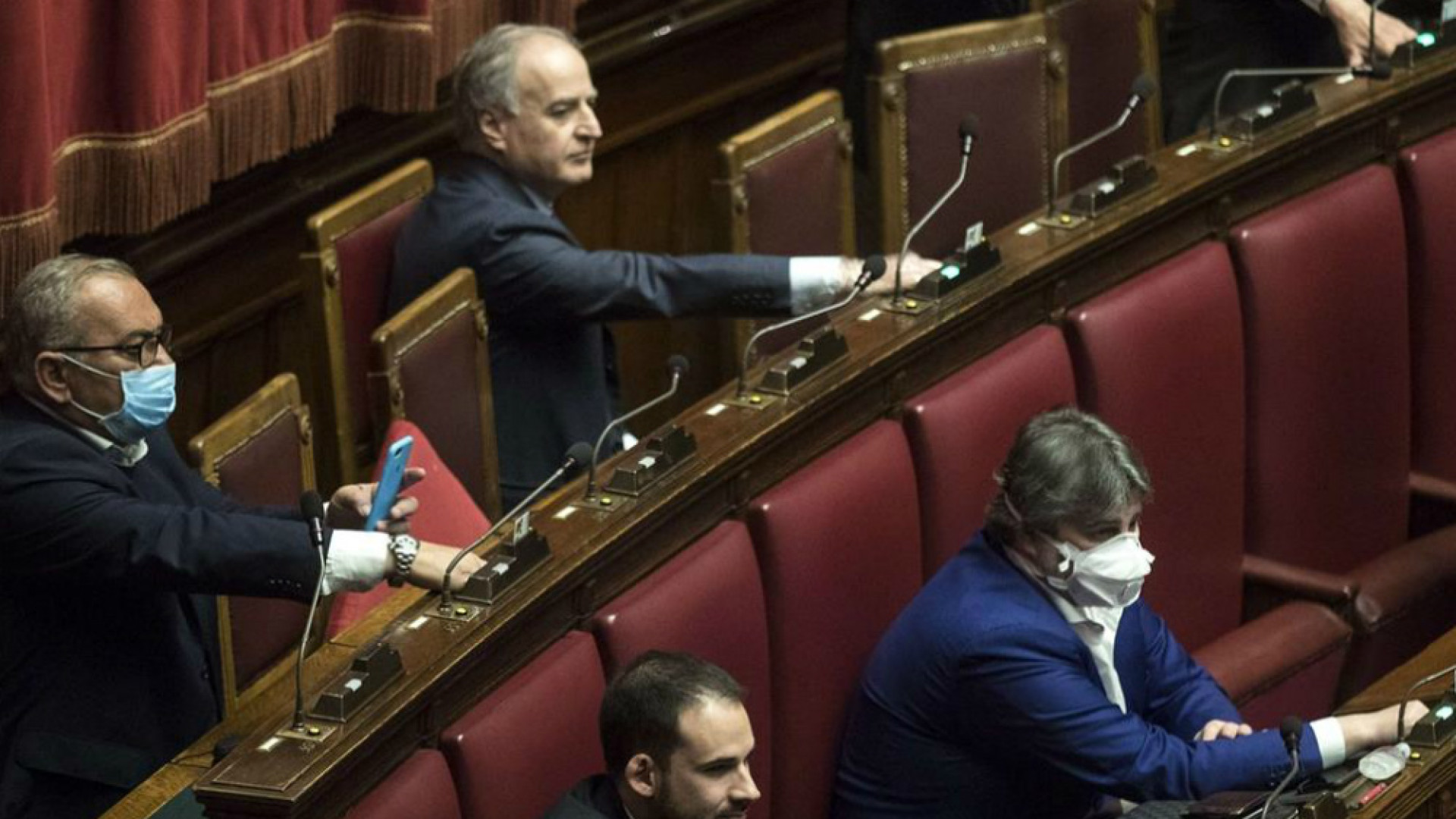 Immagine di Politica: basta bagarre, è ora di pensare alla ripartenza. Economia e lavoro in cima alla lista: al posto della cassa integrazione, finanziare infrastrutture