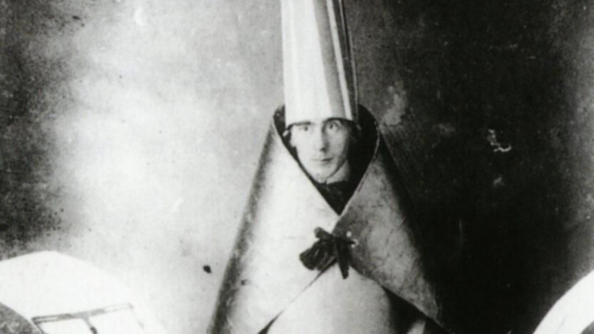 Immagine di Hugo Ball, un filo teso tra Dada e santità