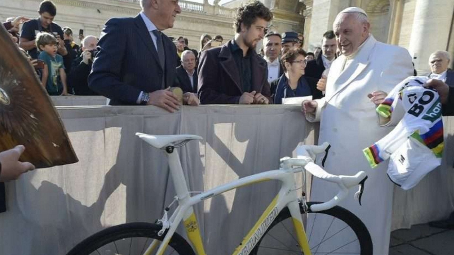 Immagine di Parte l'asta per gli ospedali. E il Papa dona la bici bianco-gialla di Sagan