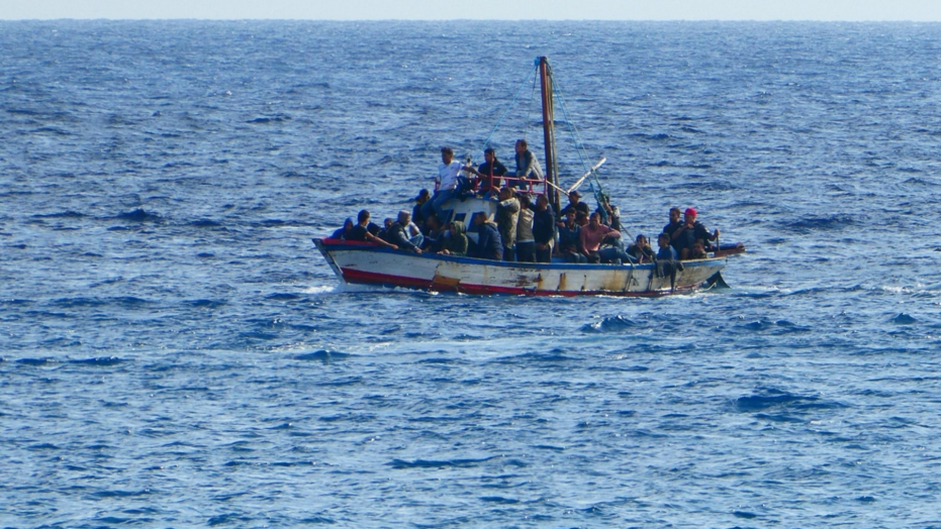 Immagine di Naufragio al largo della Tunisia: almeno 50 i dispersi, donne e bimbi