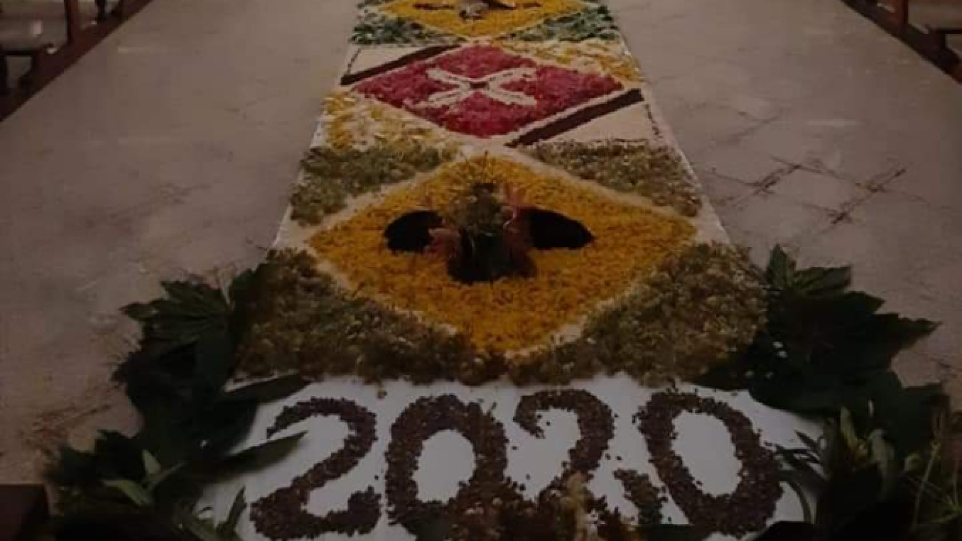 Immagine di L'Infiorata in chiesa: così resiste la tradizione del Corpus Domini