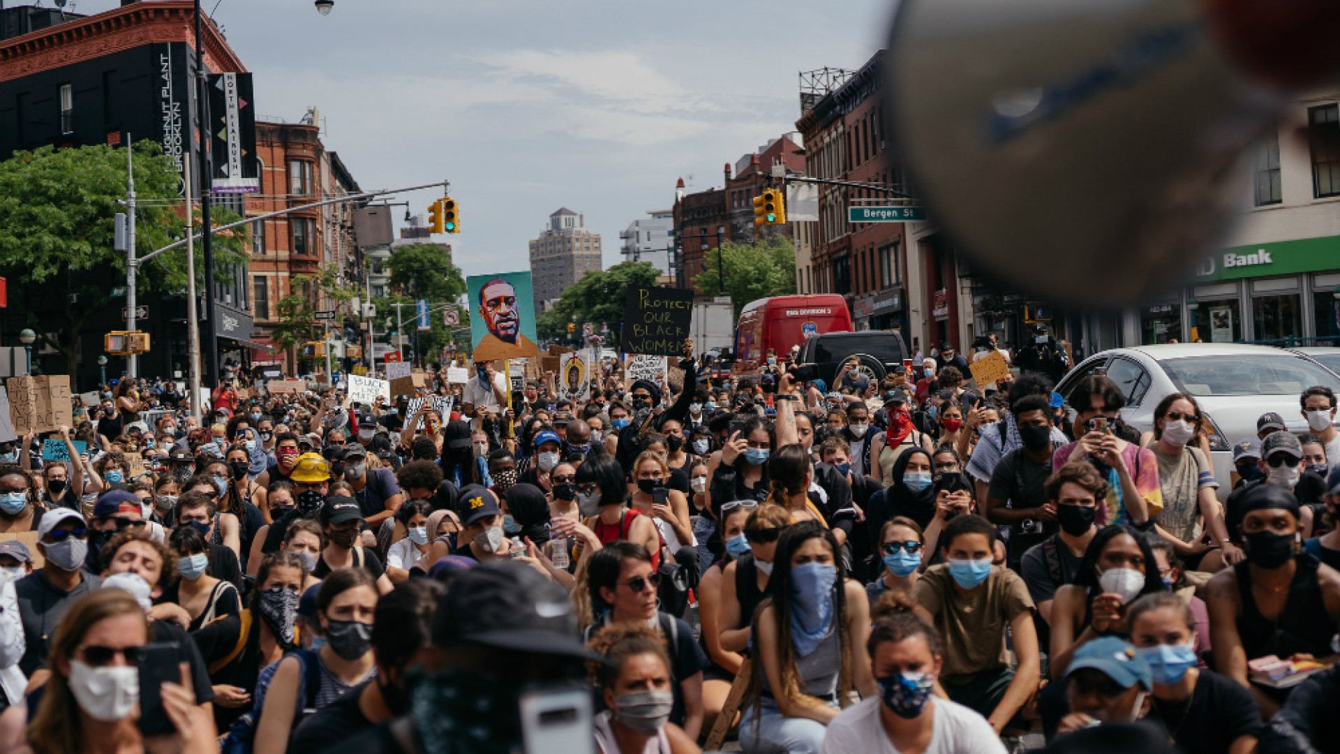 Immagine di Proteste per pace e giustizia, Trump crolla nei sondaggi
