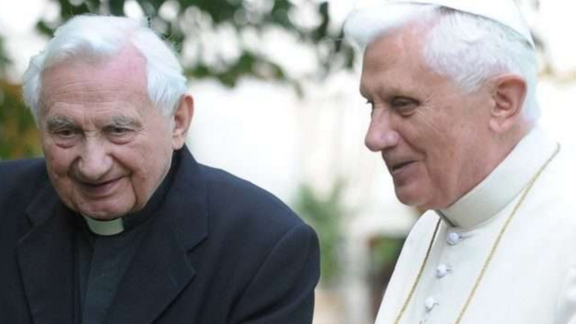 Immagine di Benedetto XVI a Regensburg in visita al fratello malato