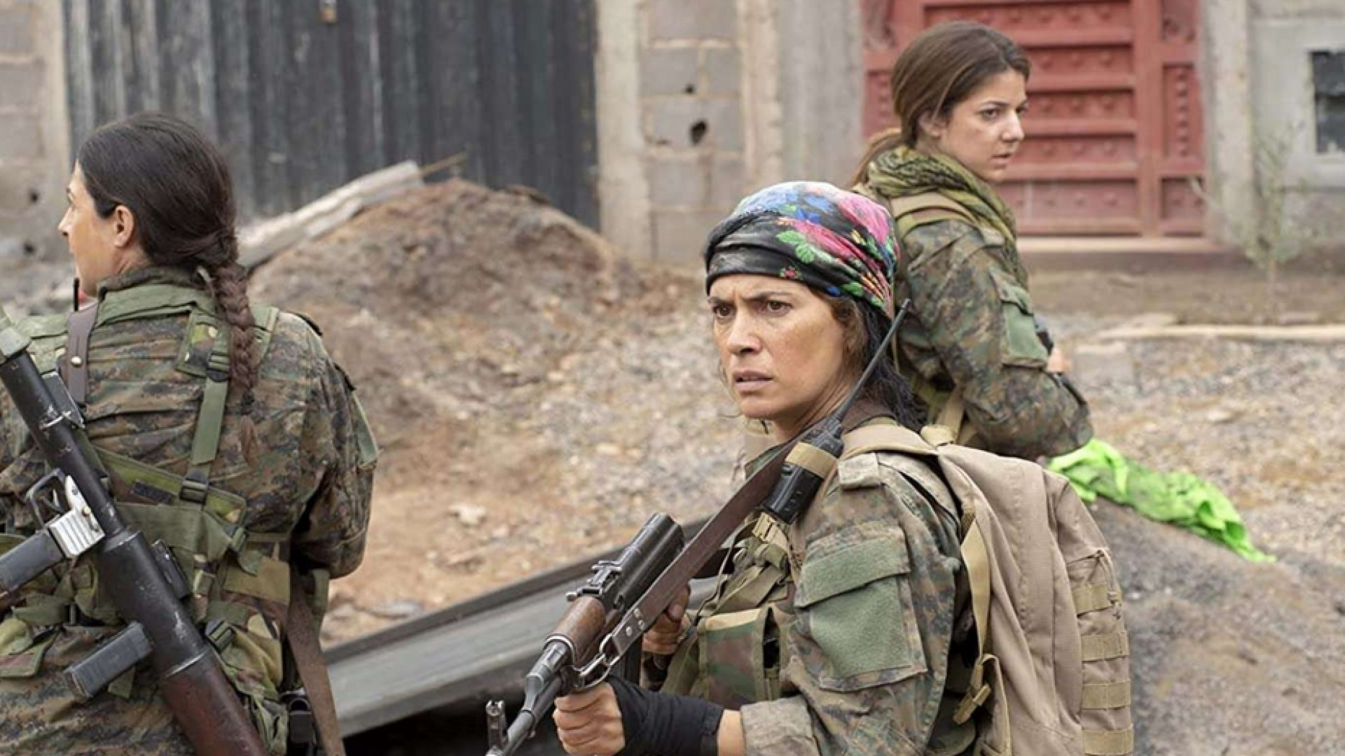 Immagine di Maya Sansa e le "sorelle d'armi" anti-Daesh