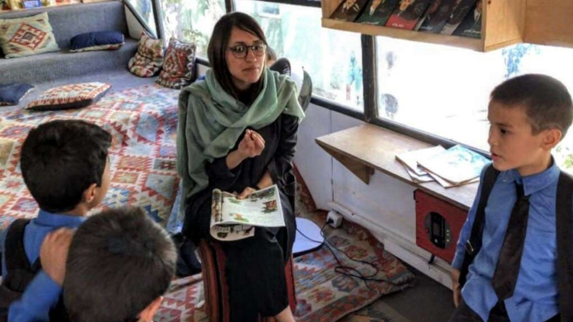 Immagine di Biblioteche e cinema su bus. C'è speranza per i ragazzi di Kabul
